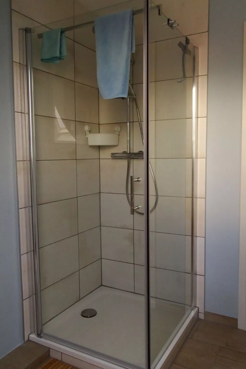 Gemütliches Dachgeschoss-Apartement mit Seeblick und großem Garten am Wasser-Binnen