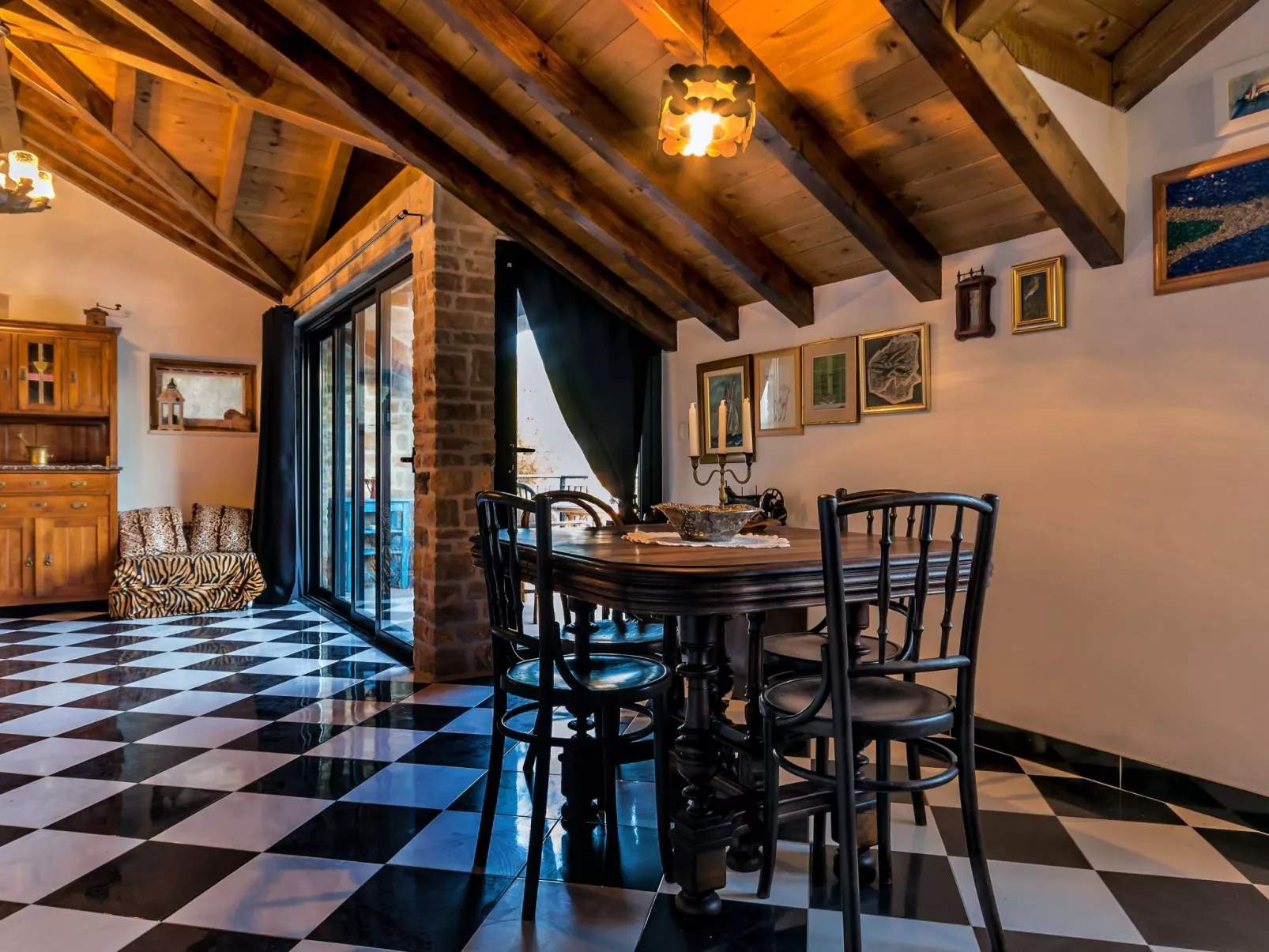 Hidden Heaven Private Resort - Beheizter Pool-Binnen