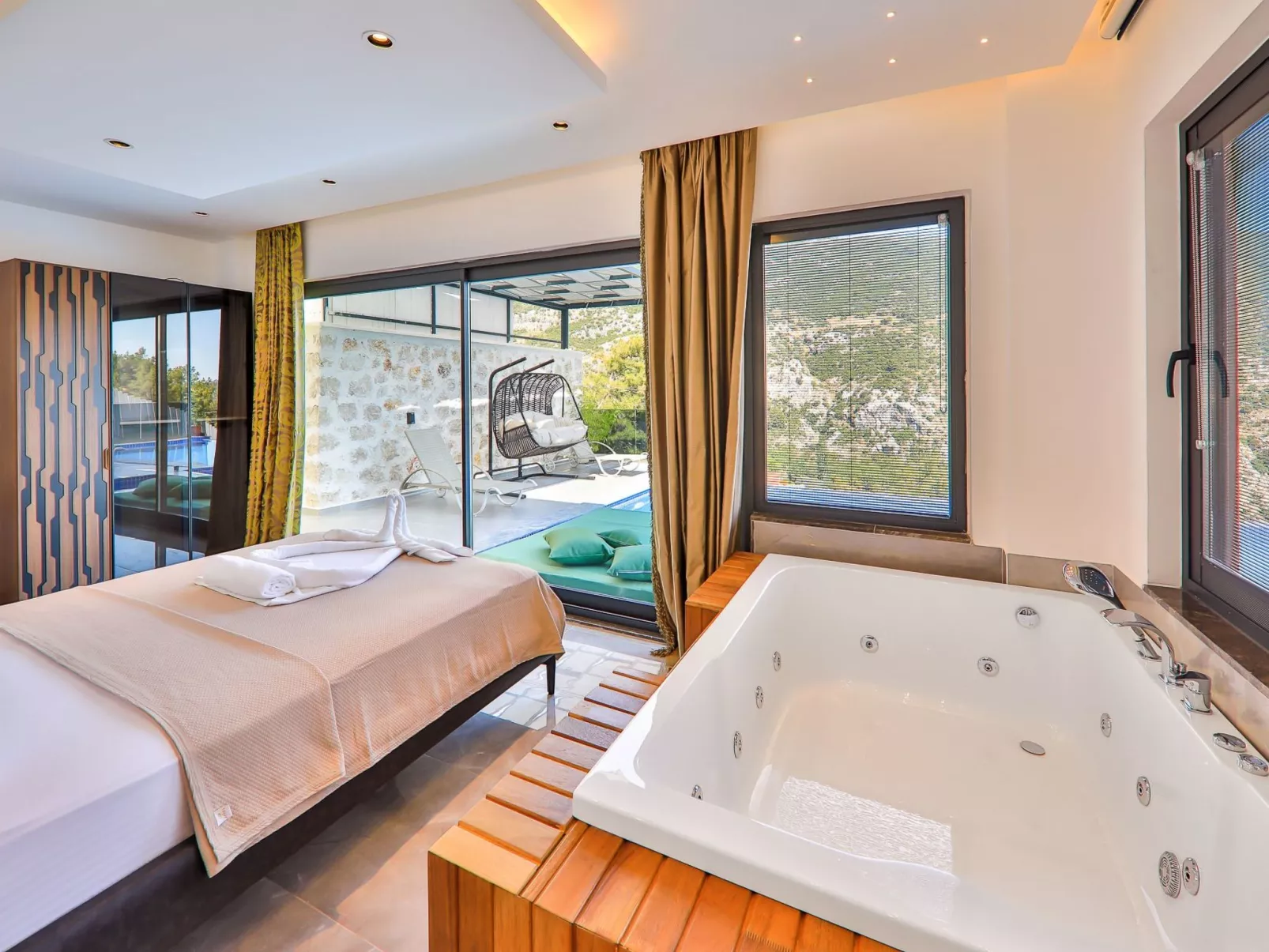 Mediterranean 2-Binnen