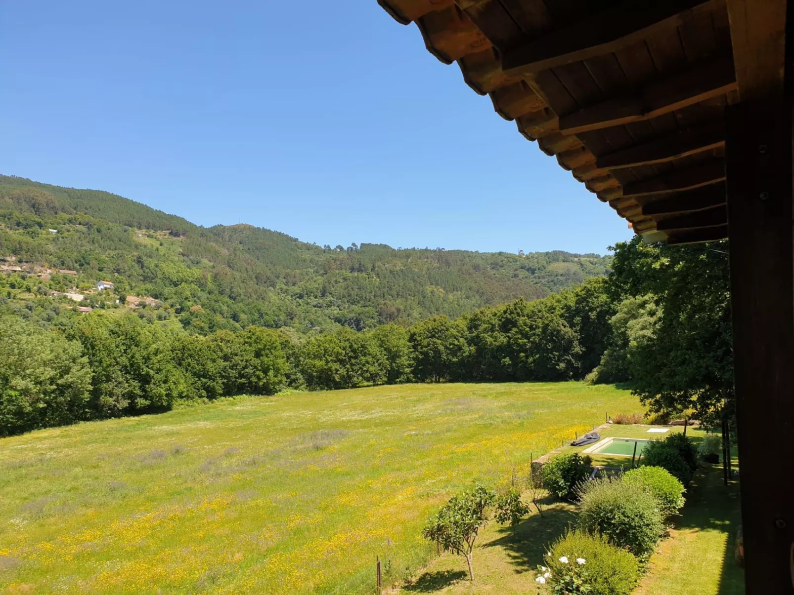 Haus jenseits des Flusses-Buiten