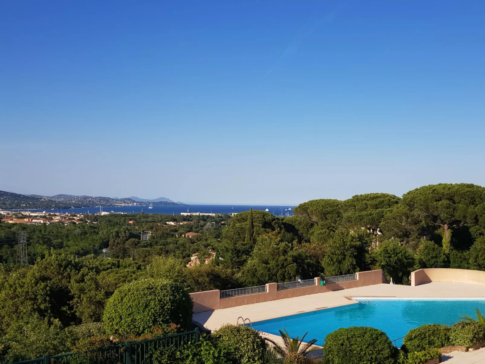 Anlage mit Tennisplatz und 3 Gemeinschaftspools-Buiten