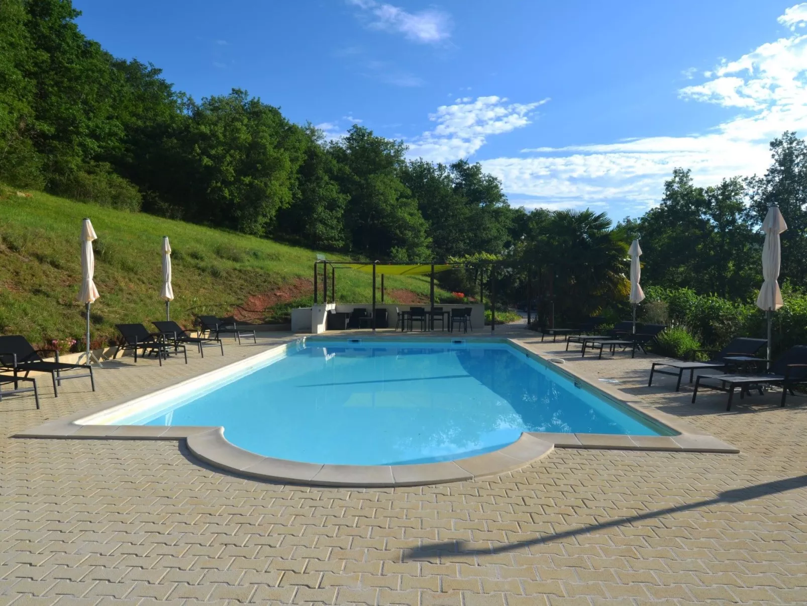 In Souillac mit Gemeinschaftspool-Buiten