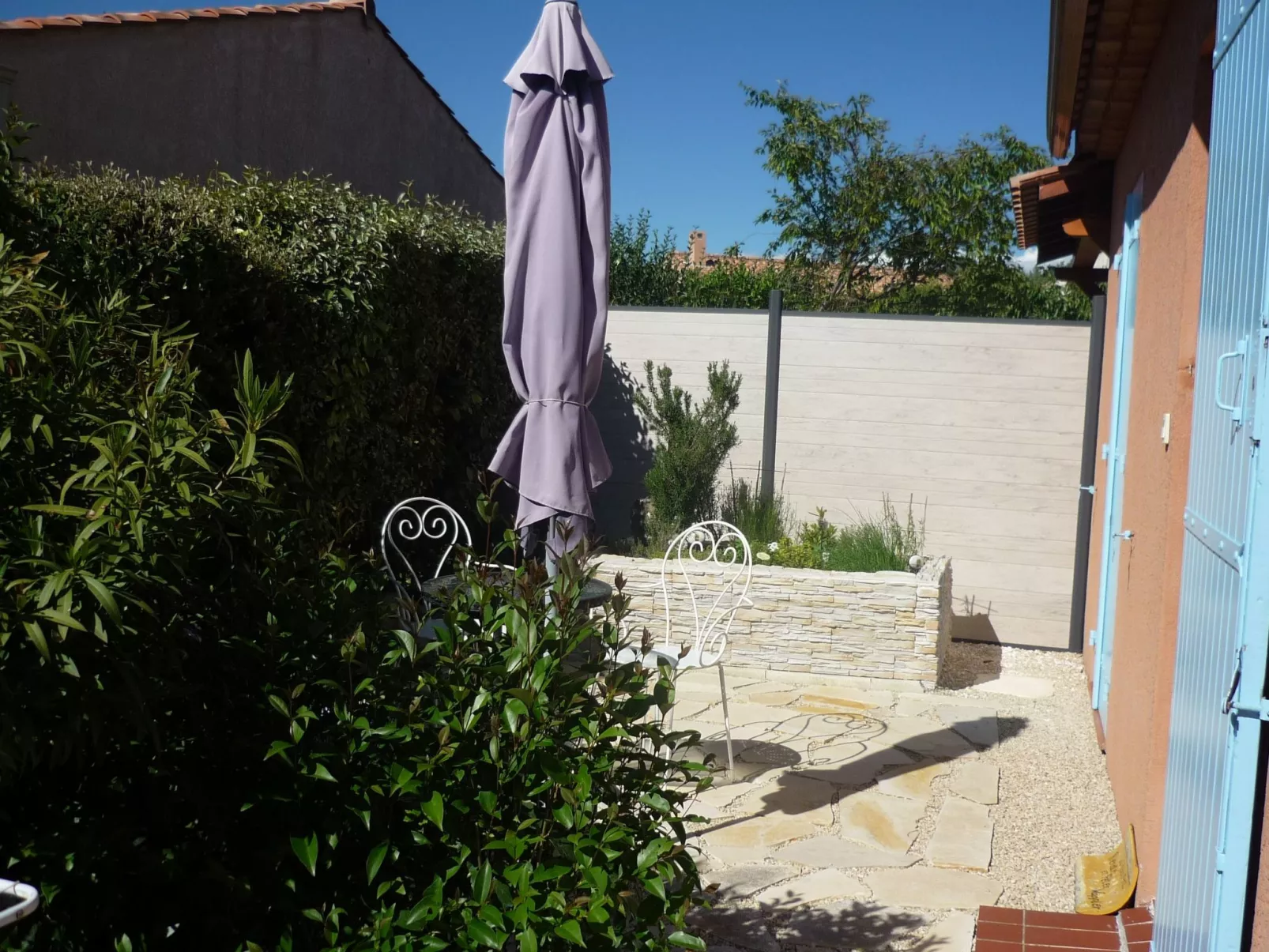 Komfortables Ferienhaus mit Gemeinschaftspool-Buiten