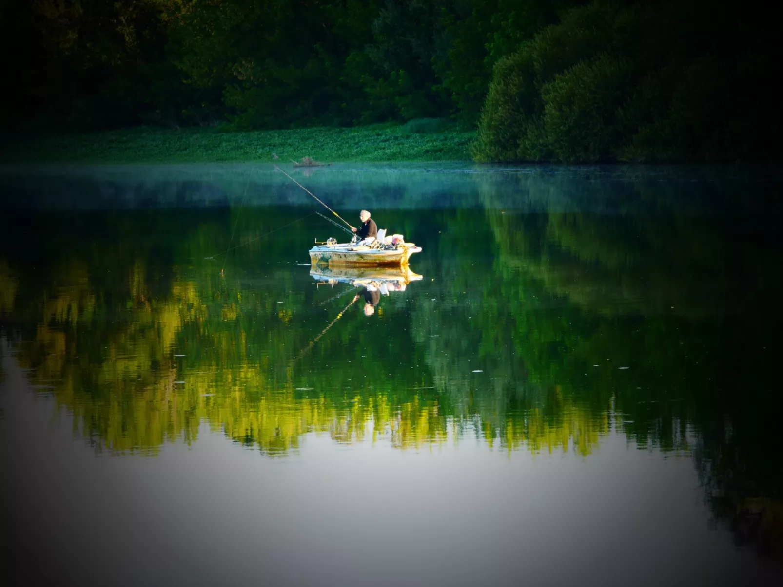 Schloss mit Überlaufpool an der Dordogne-Image-tags.info