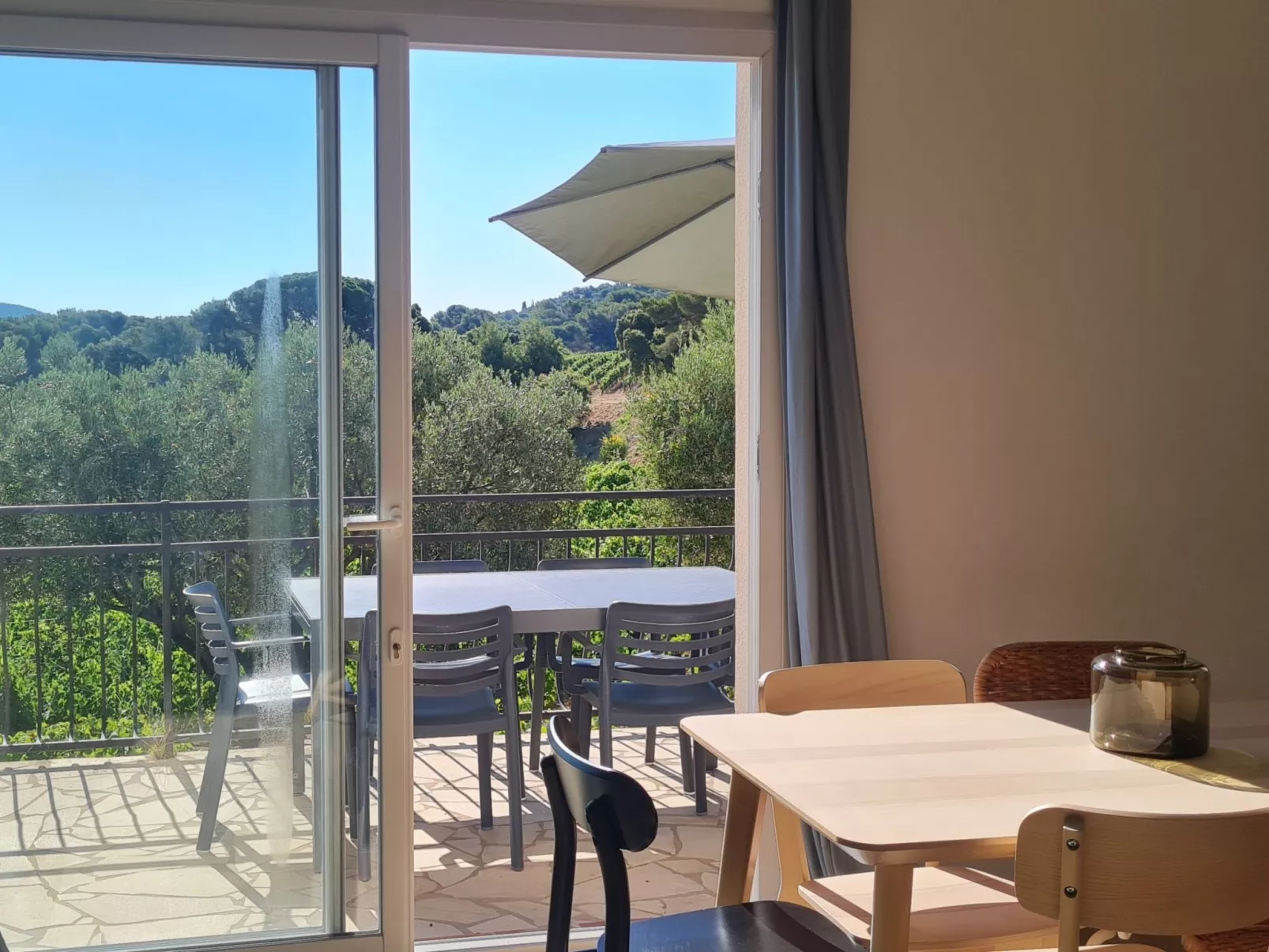 Im Herzen der Weinberge, schattige Terrasse umgeben von Grün, Pool - Binnen