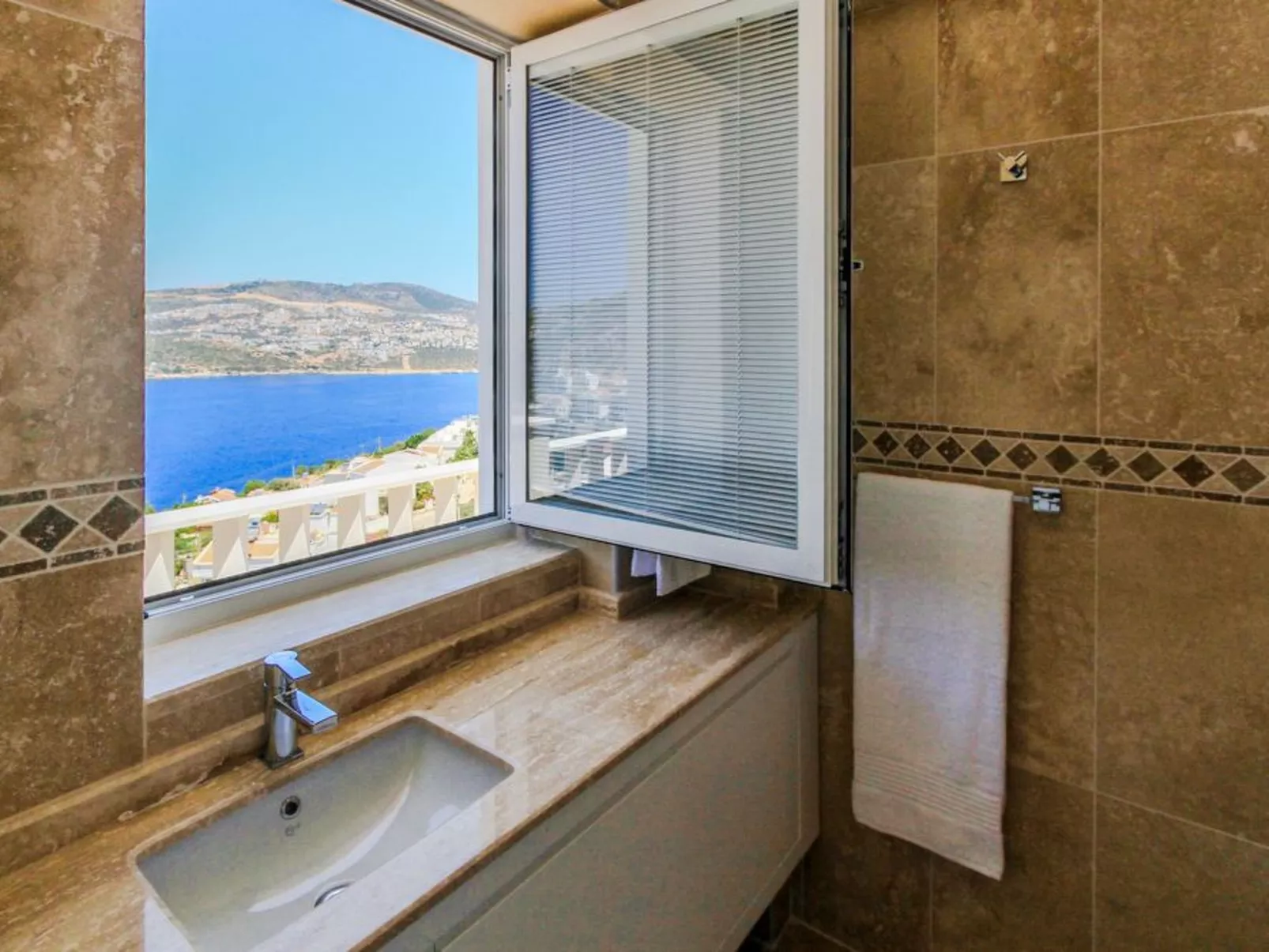 Luxuriöse Natursteinvilla "Ketchy"-Image-tags.info