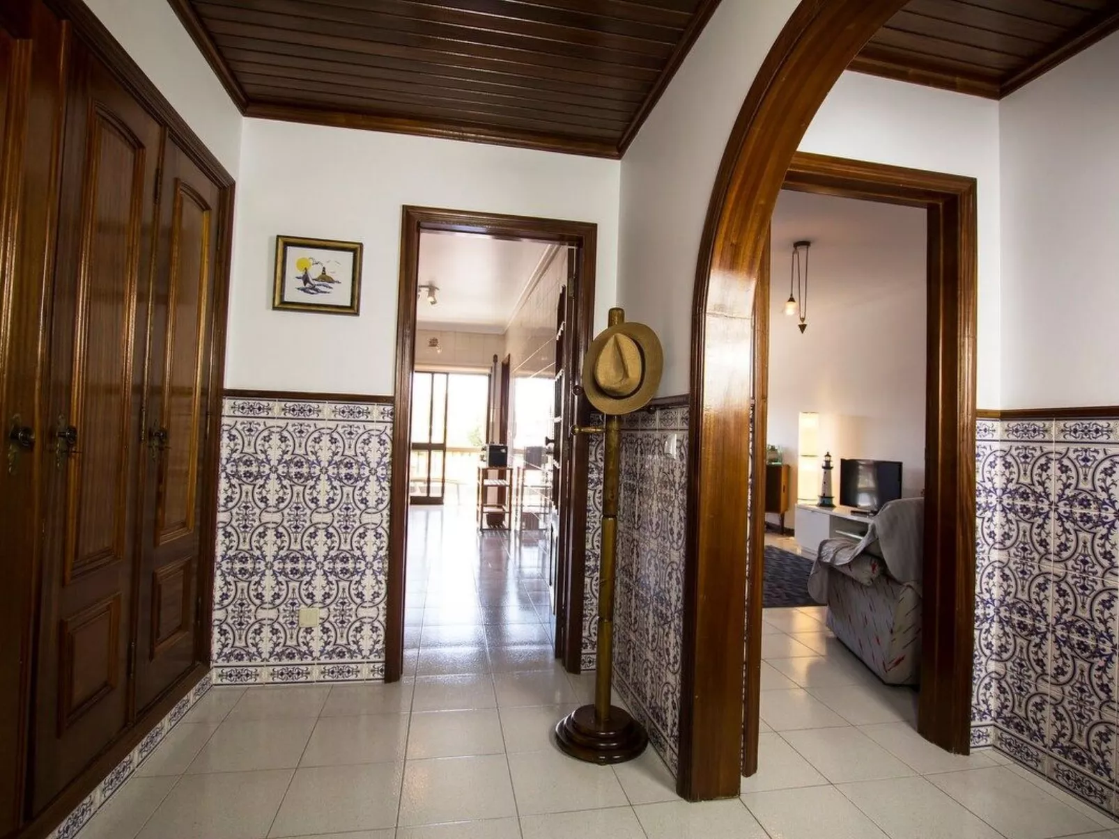 Haus der Scheinwerfer mit freier Garage-Image-tags.info