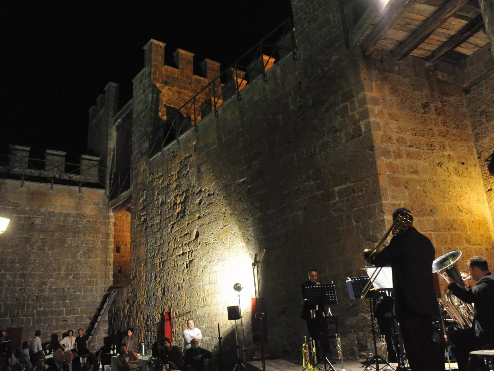 Bezaubernde Wohnung im Schloss mit Schwimmbad-Buiten