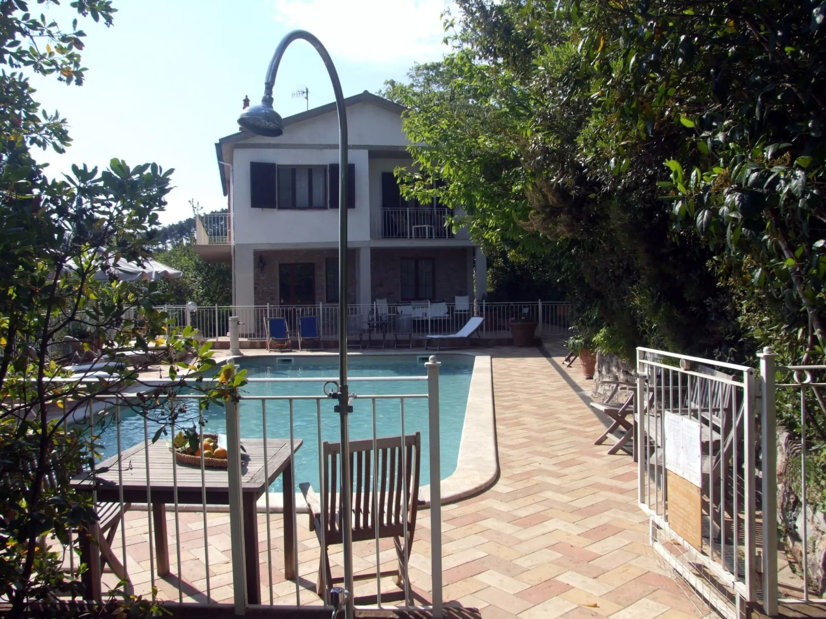Villa 'Castagno' mit Pool-Buiten