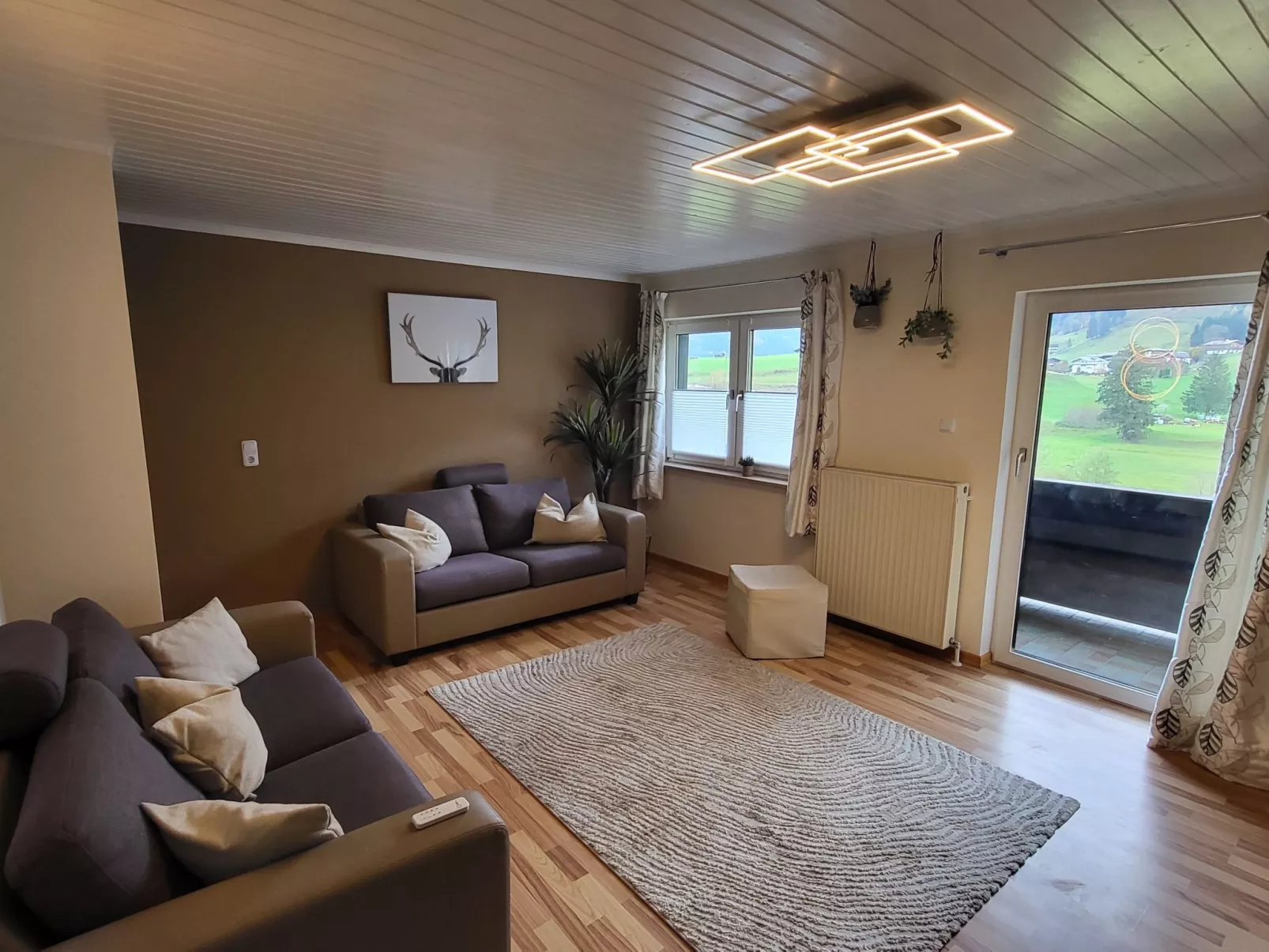 Geräumige Wohnung mit zwei Schlafzimmern und Balkon-Binnen