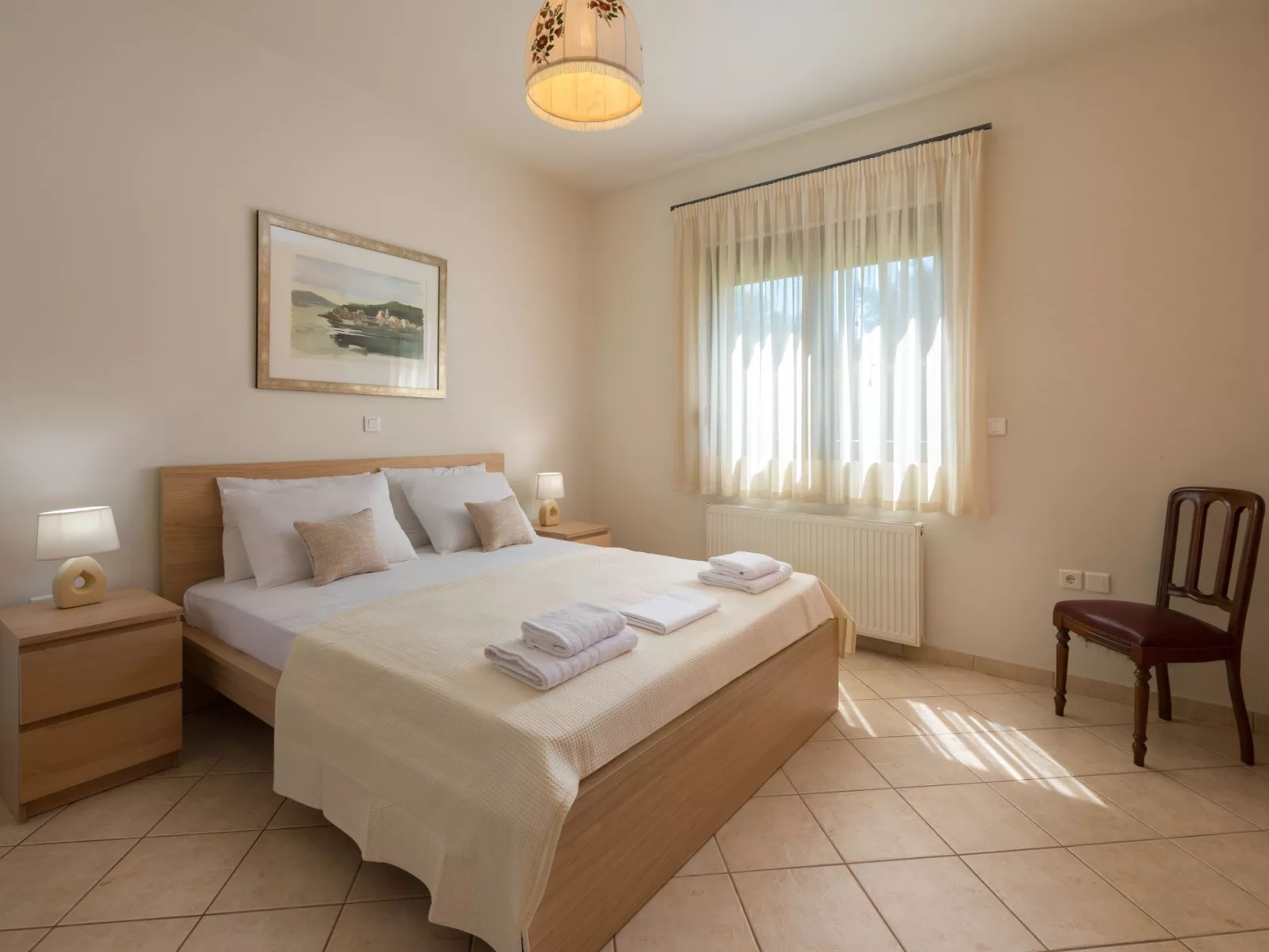 In Sgourou mit Parkplatz, Blick ins Grüne-Binnen