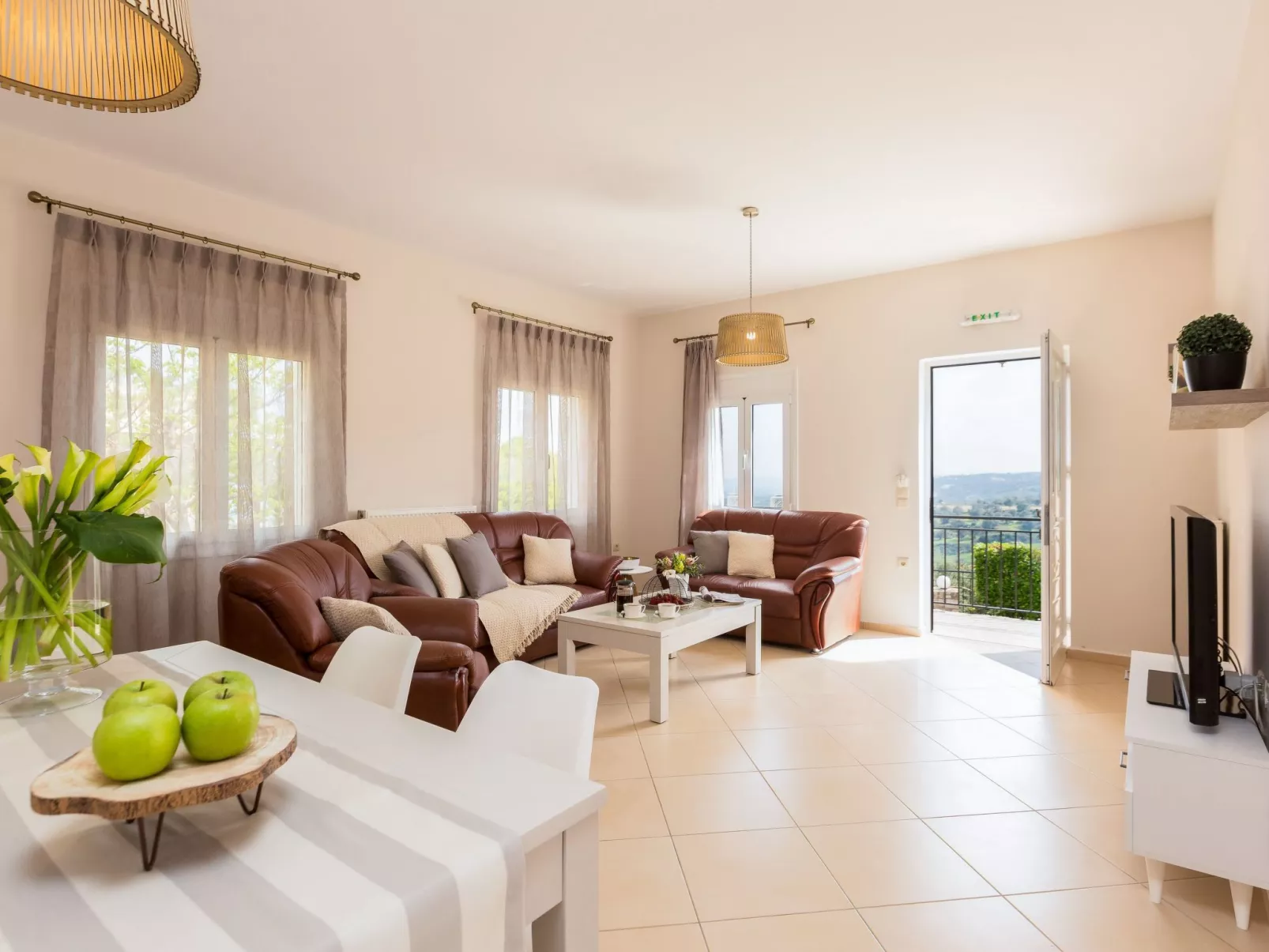 Familienvilla mit Pool, Garten, Spielplatz und BBQ-Binnen