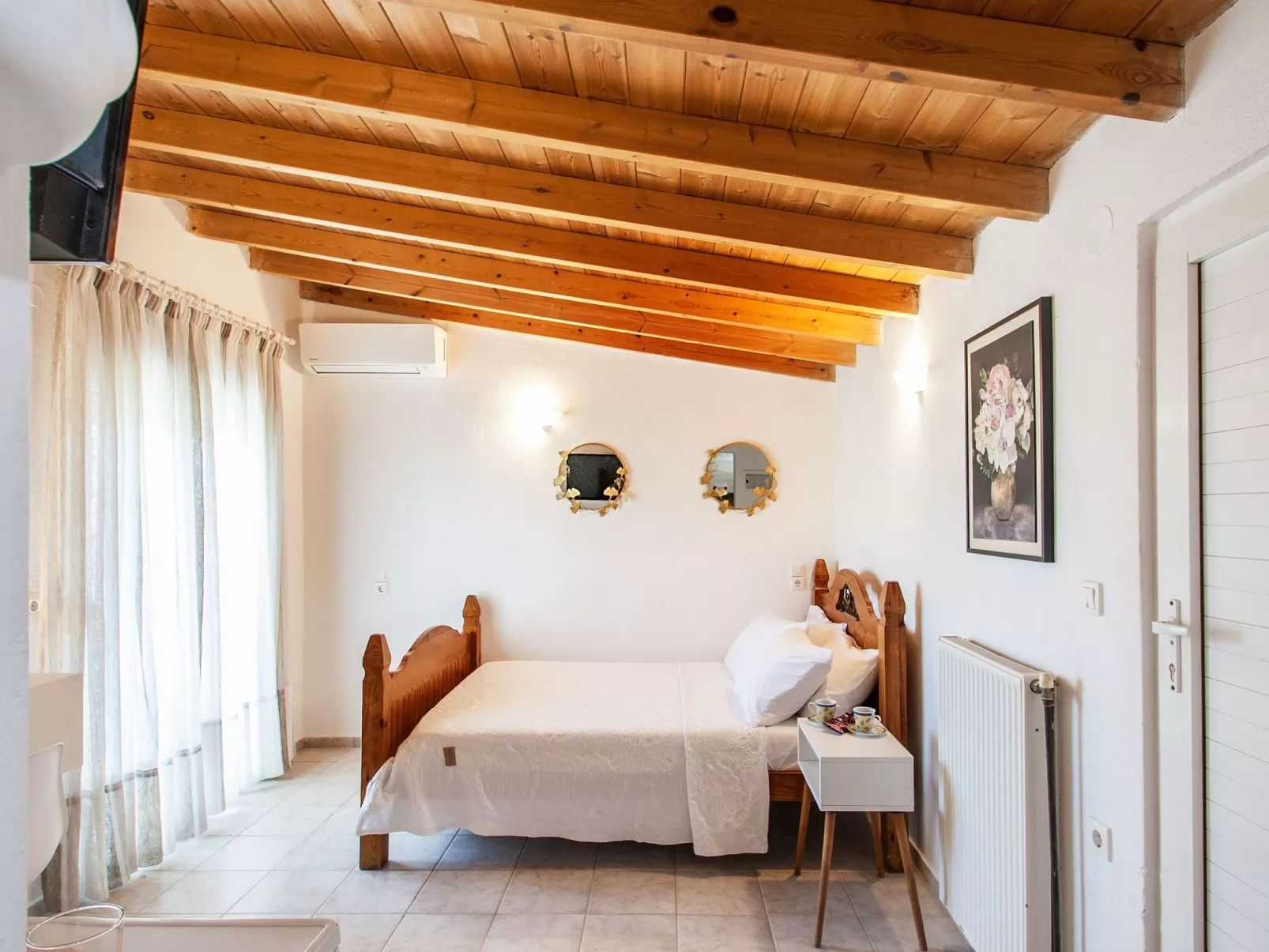 Berge und die ikonische Landebahn des Flughafens Skiathos-Binnen