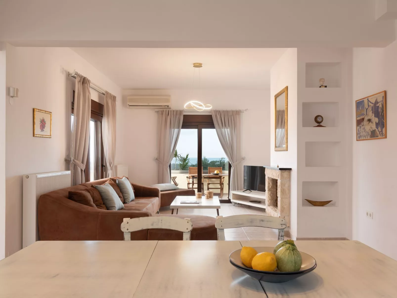 Ferienvilla "Rousa" mit Bergblick-Binnen