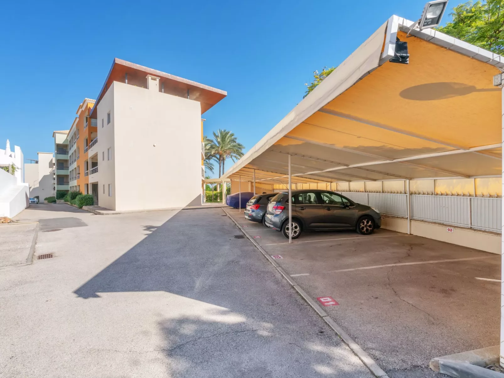 Wohnung mit Terrasse und 2 Schwimmbecken-Image-tags.info