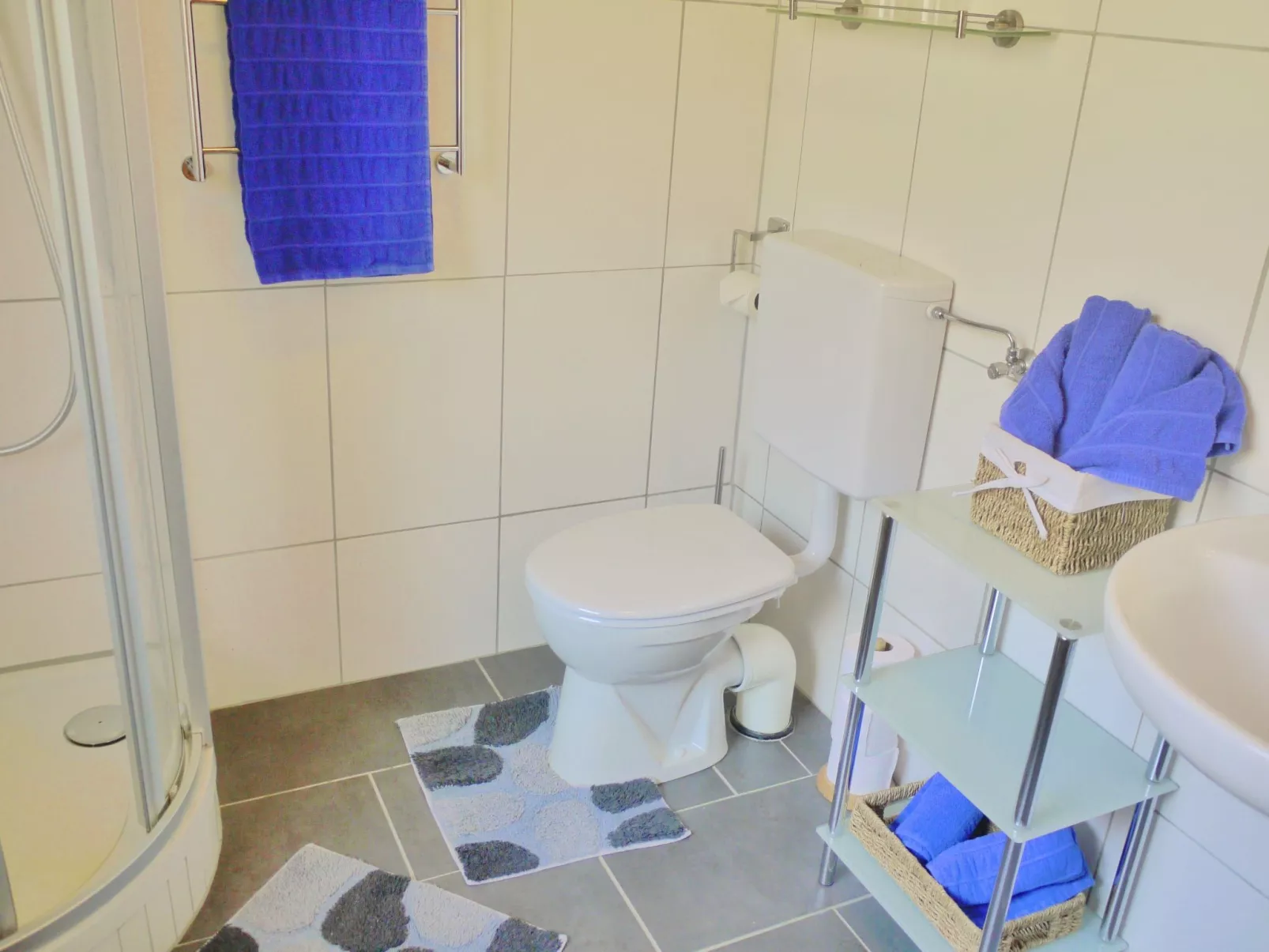 Wohl eingerichtete Wohnung mit eigenem Balkon-Binnen