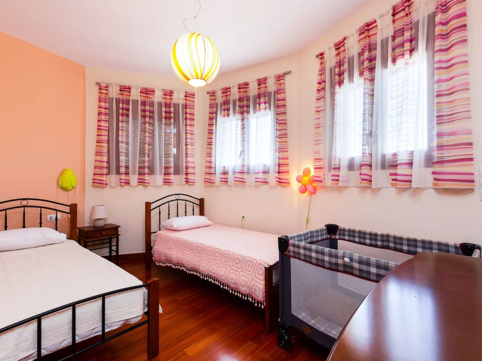 Familienvilla mit privatem Pool, Tischtennisplatte und Fußballtisch-Image-tags.info