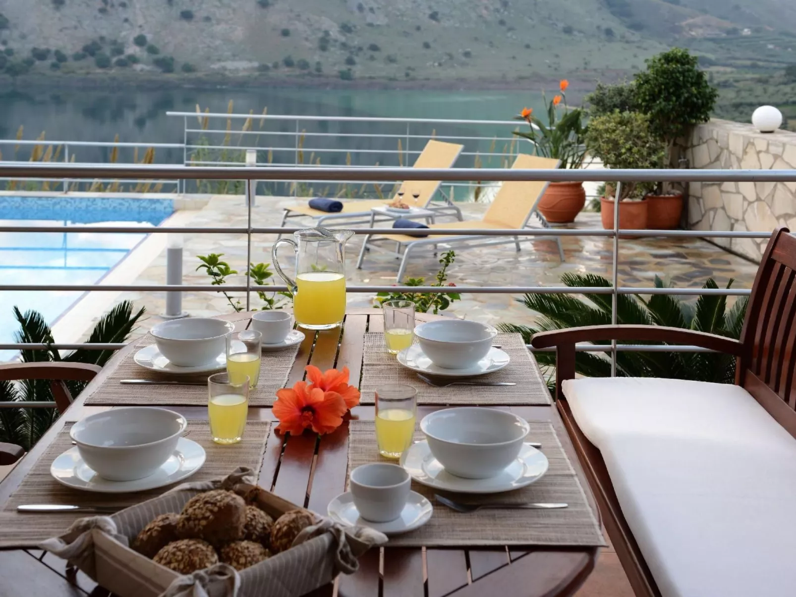 Villa mit Seeblick und Pool in der Nähe von Restaurants-Image-tags.info