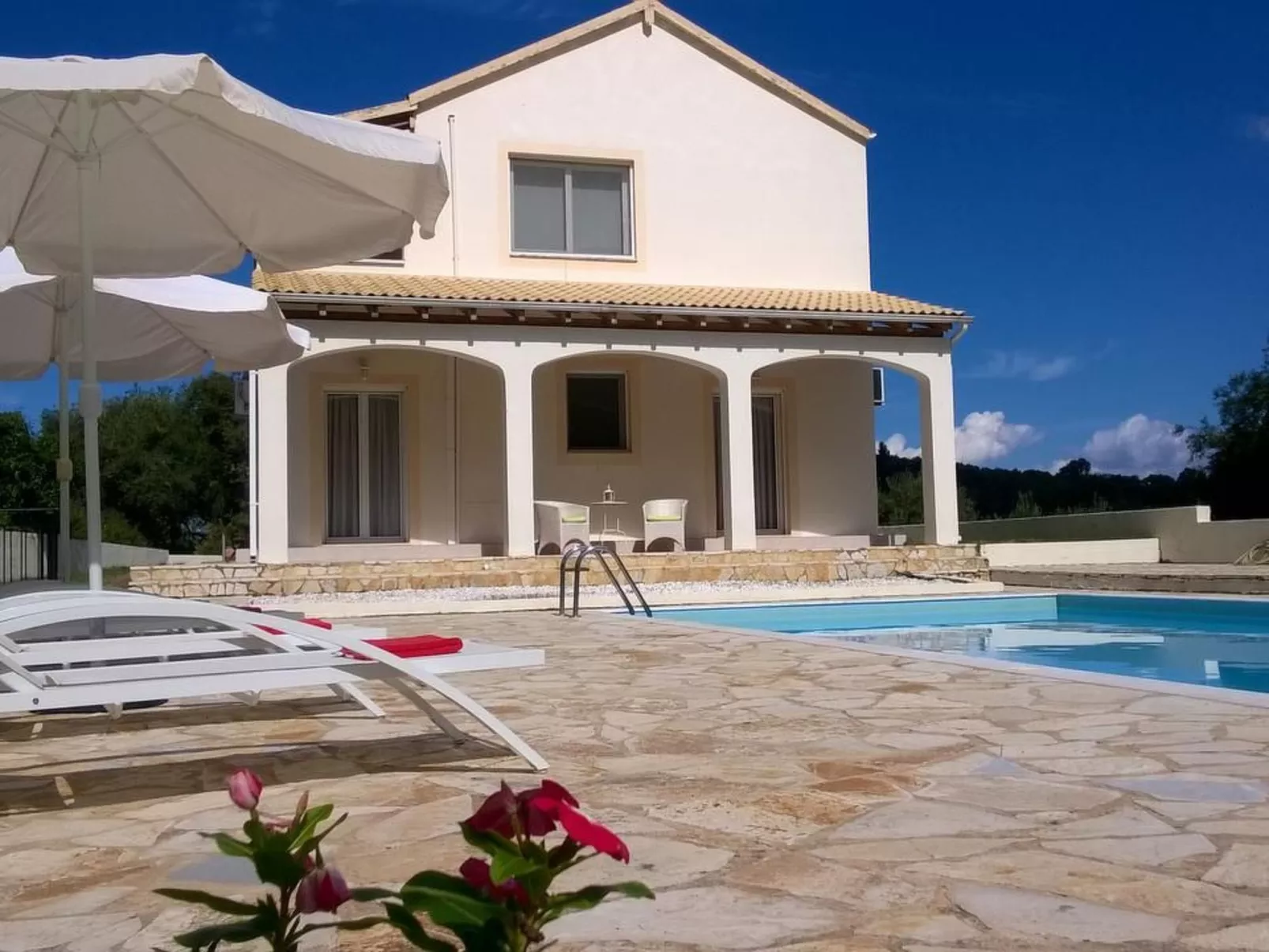 Ferienvilla mit Garten, Grill und Terrasse-Buiten