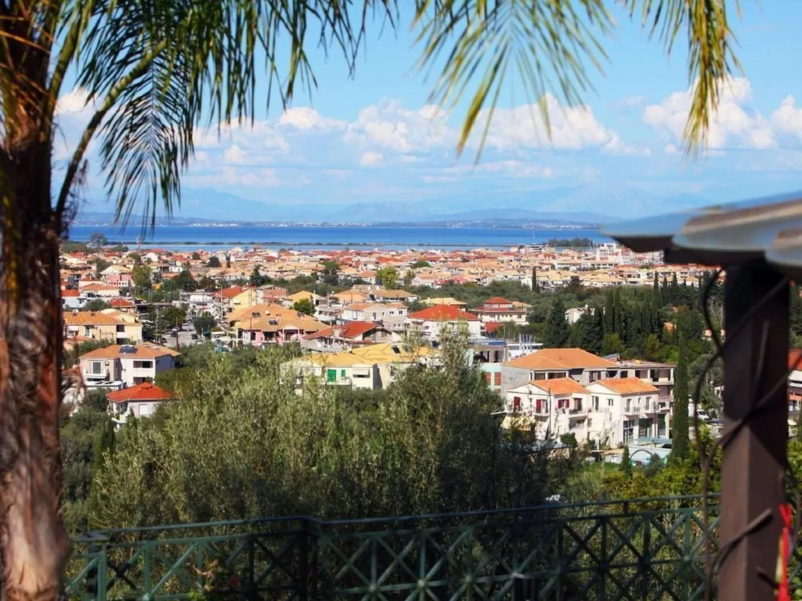 "Alea Resort" mit eigenem Pool-Buiten