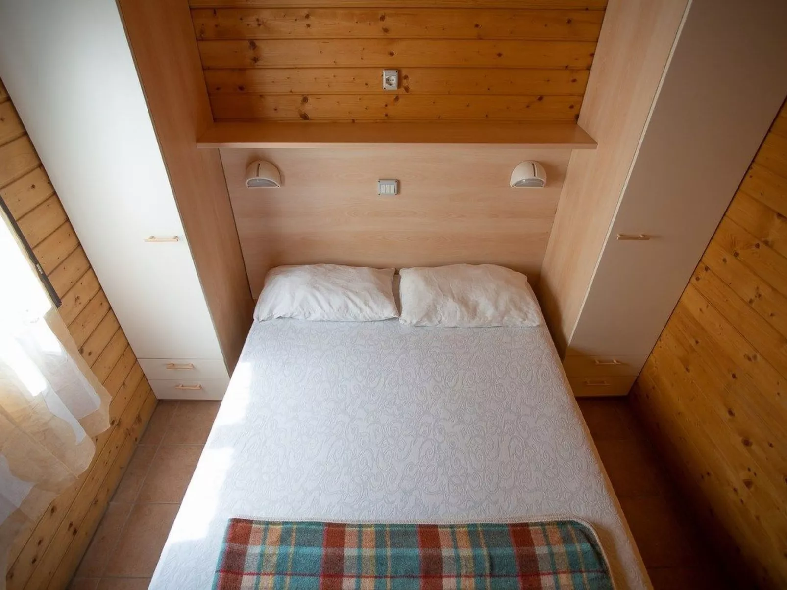 Bungalow aus Holz mit Veranda und nah am Strand.-Image-tags.info