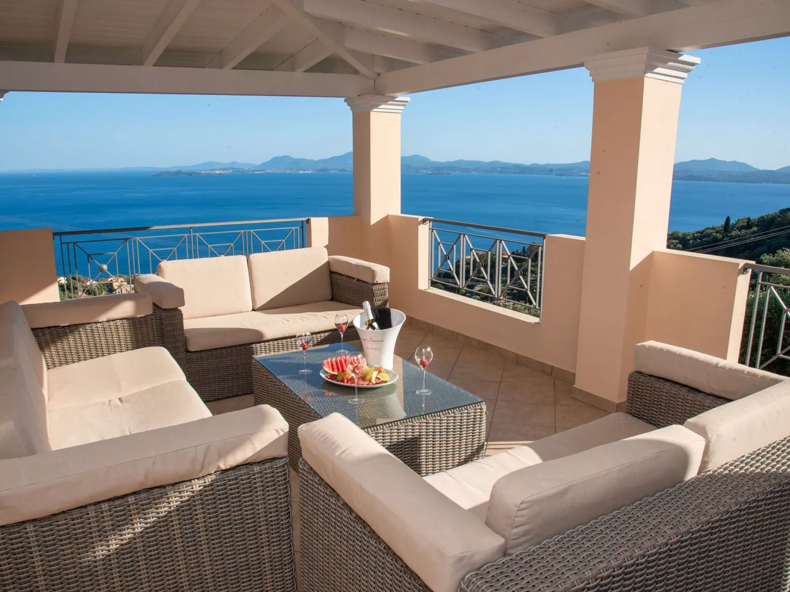 Villa Sotiris mit Pool und herrlichem Meerblick-Binnen