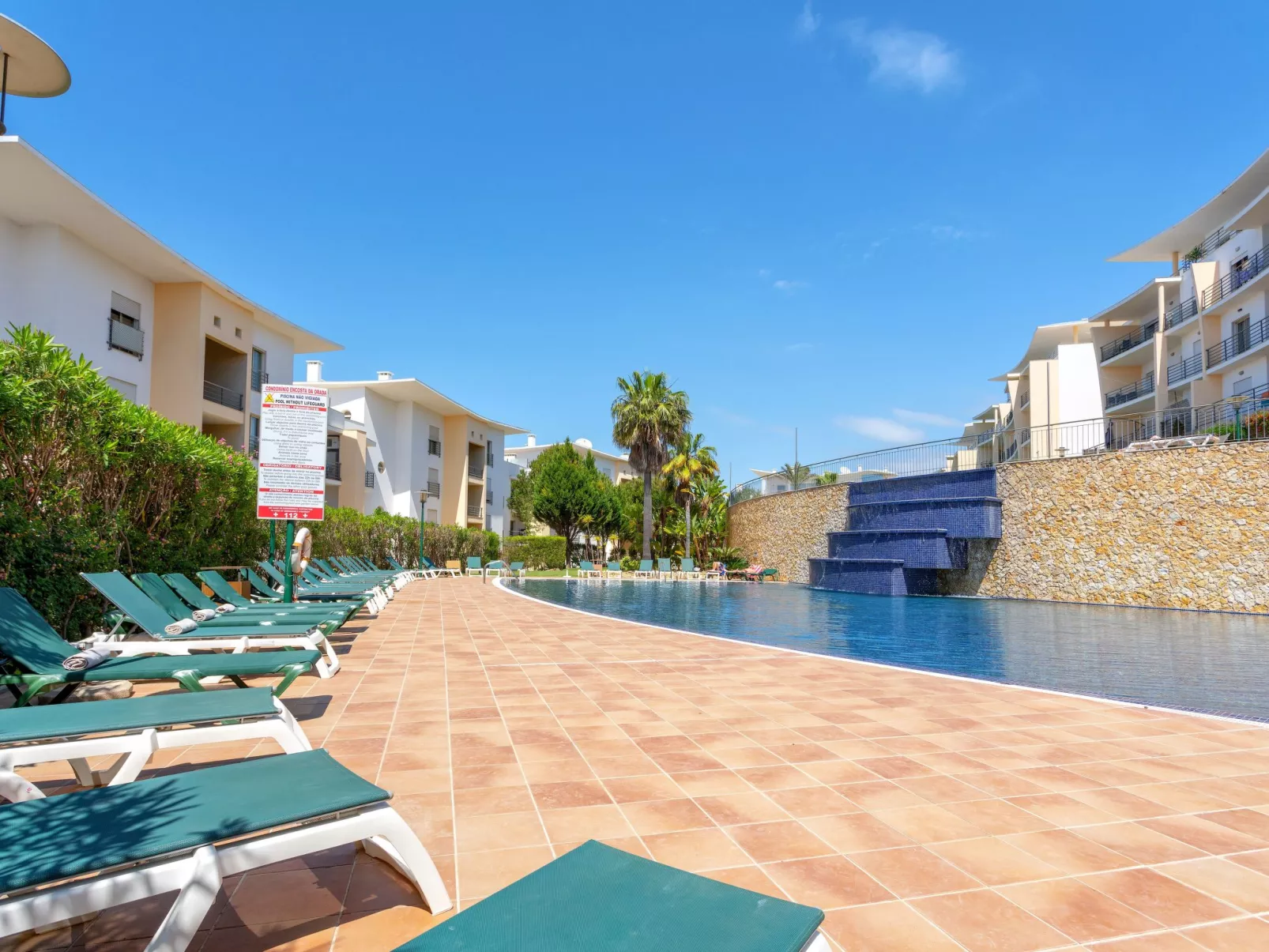 BnB Homes Wohnung mit Terrasse und Schwimmbad-Buiten