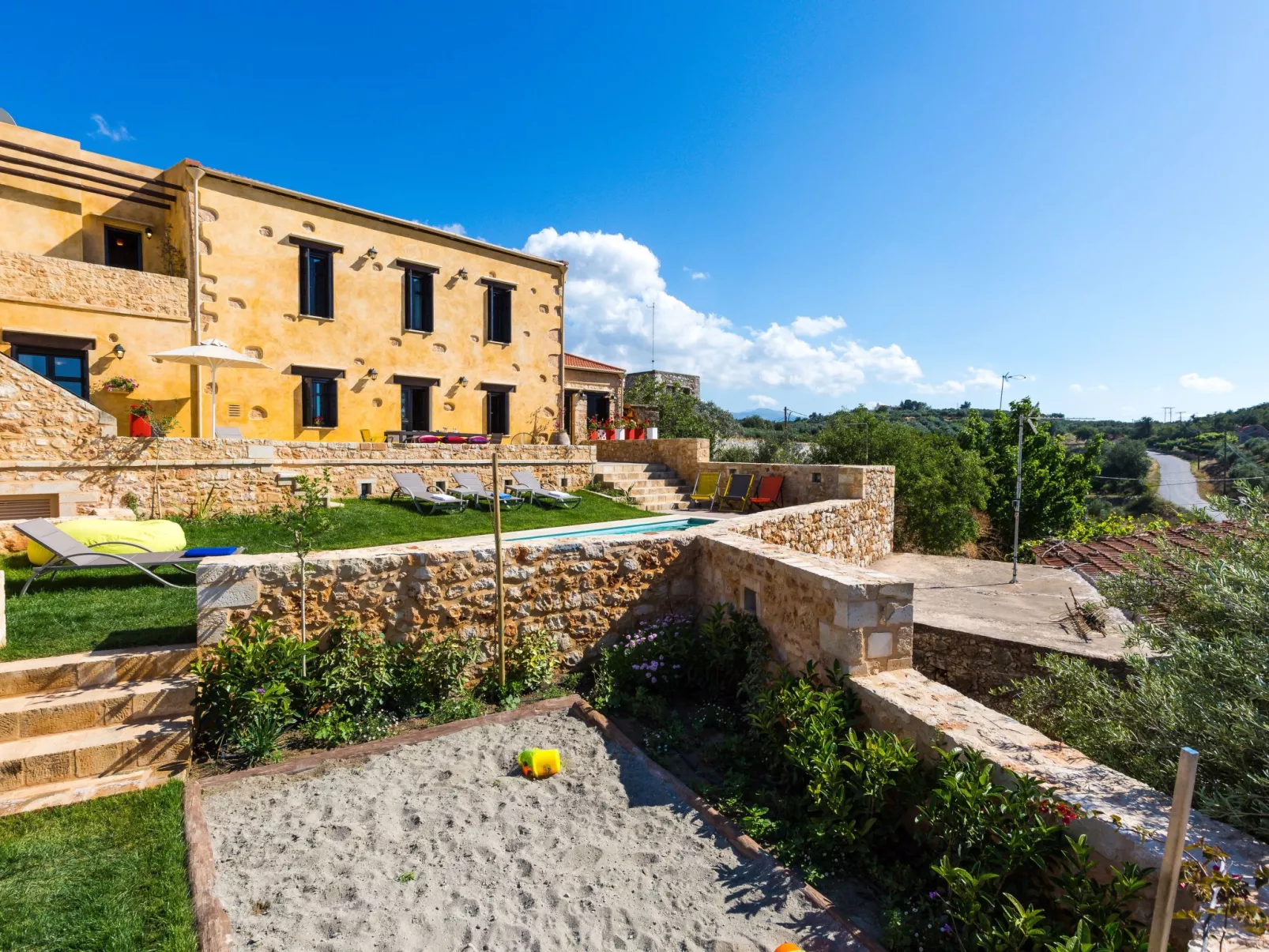 Freistehendes Ferienhaus mit großem Pool-Buiten