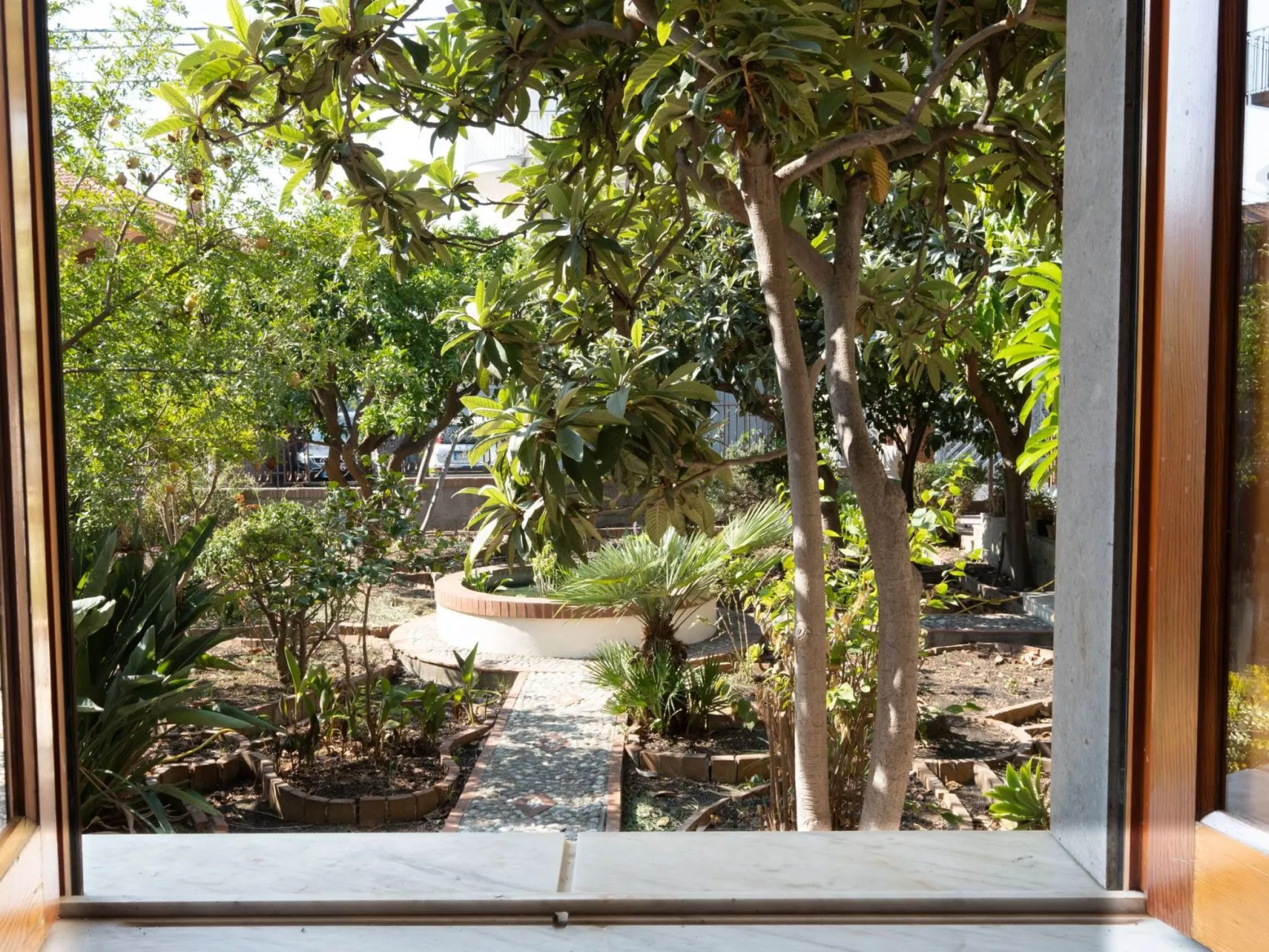 Die Orange und der Goldfisch-Buiten