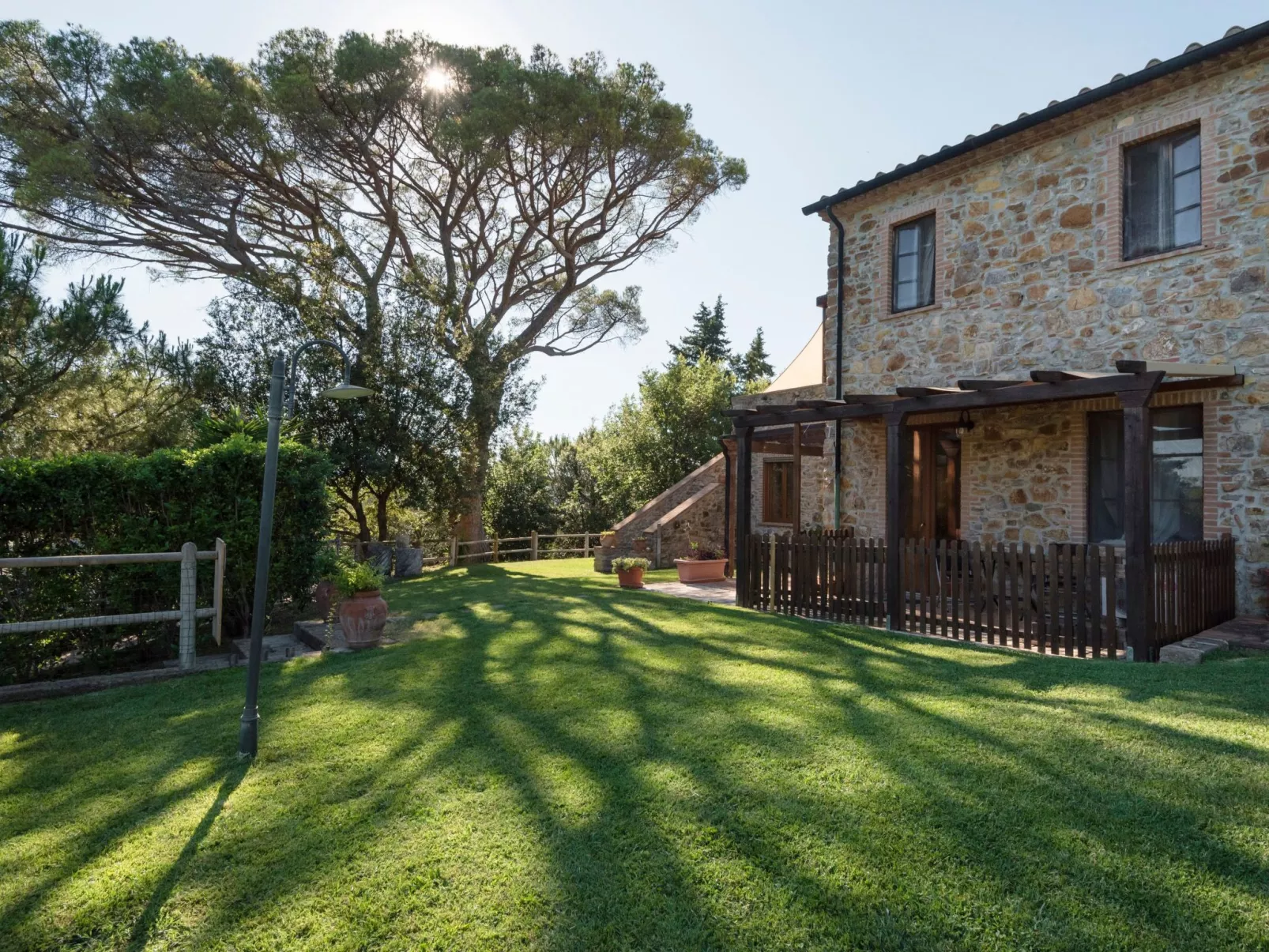 Bauernhauswohnung mit großer Terrasse-Buiten