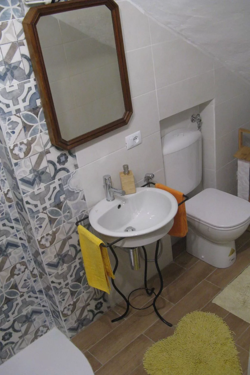 Typisches Bauernhaus mit holzbefeuertem Kamin-Binnen