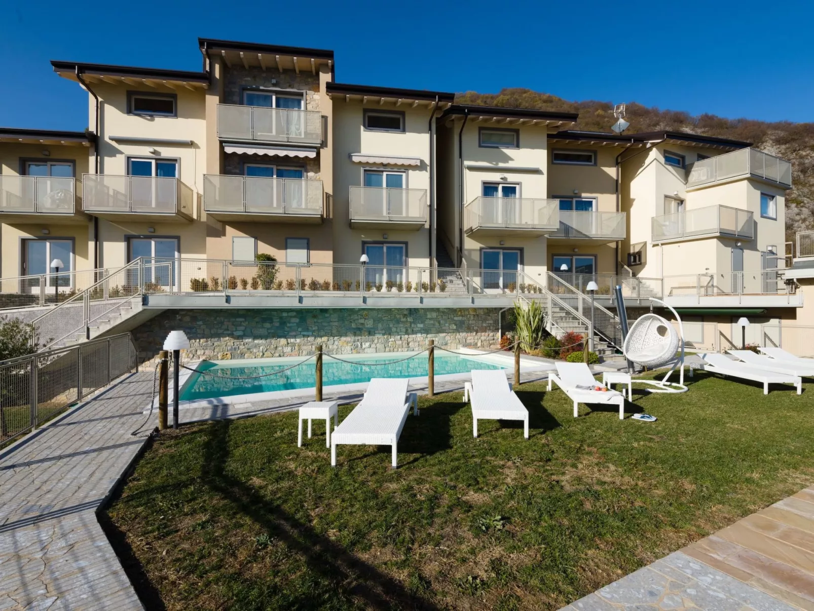 Lights on the Lake Zweizimmerwohnung mit Terrasse und Pool-Buiten
