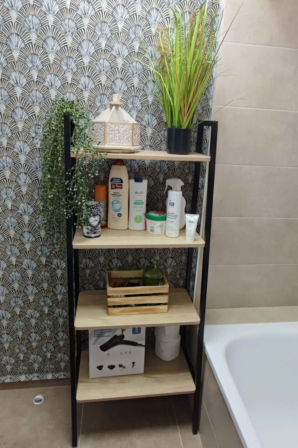 "La Invincible Moja" (Die unbesiegbare Moja)-Binnen