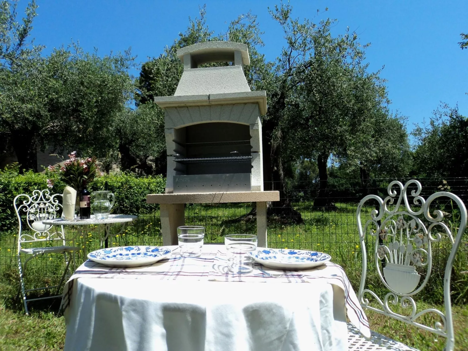 Drei-Zimmer-Panorama-Wohnung mit Terrasse und Sommerpool-Binnen