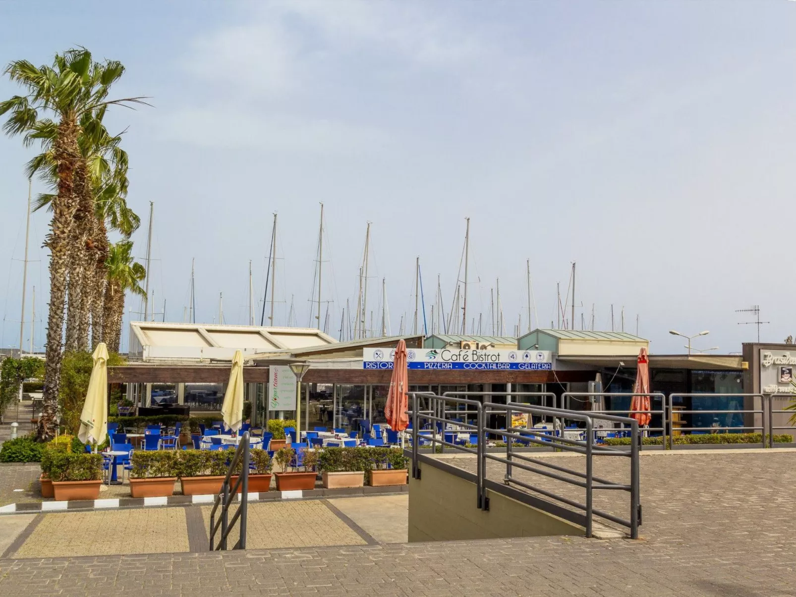 Das Haus der Provokation-Buiten