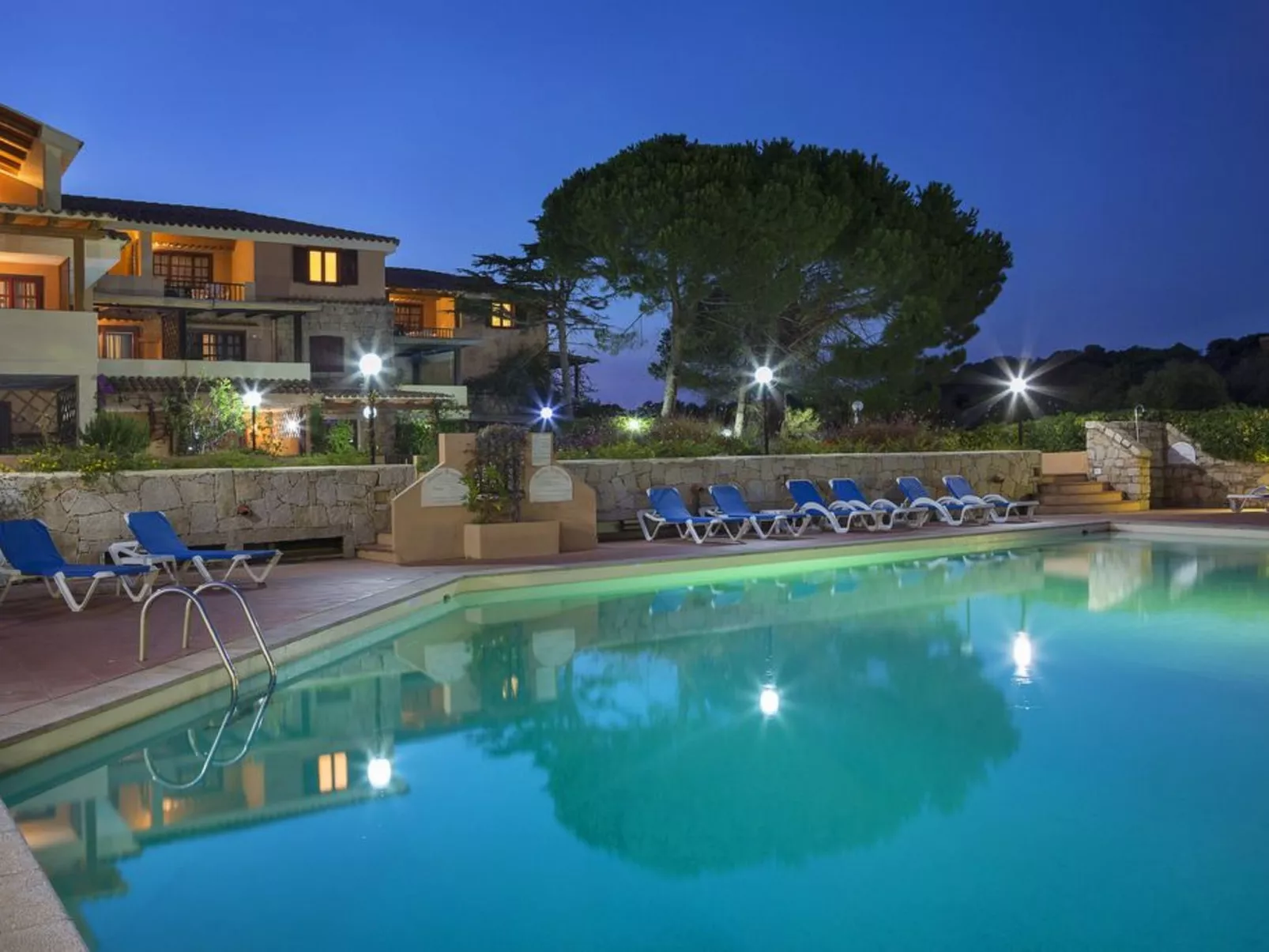 In Porto Cervo mit Gemeinschaftspool-Buiten