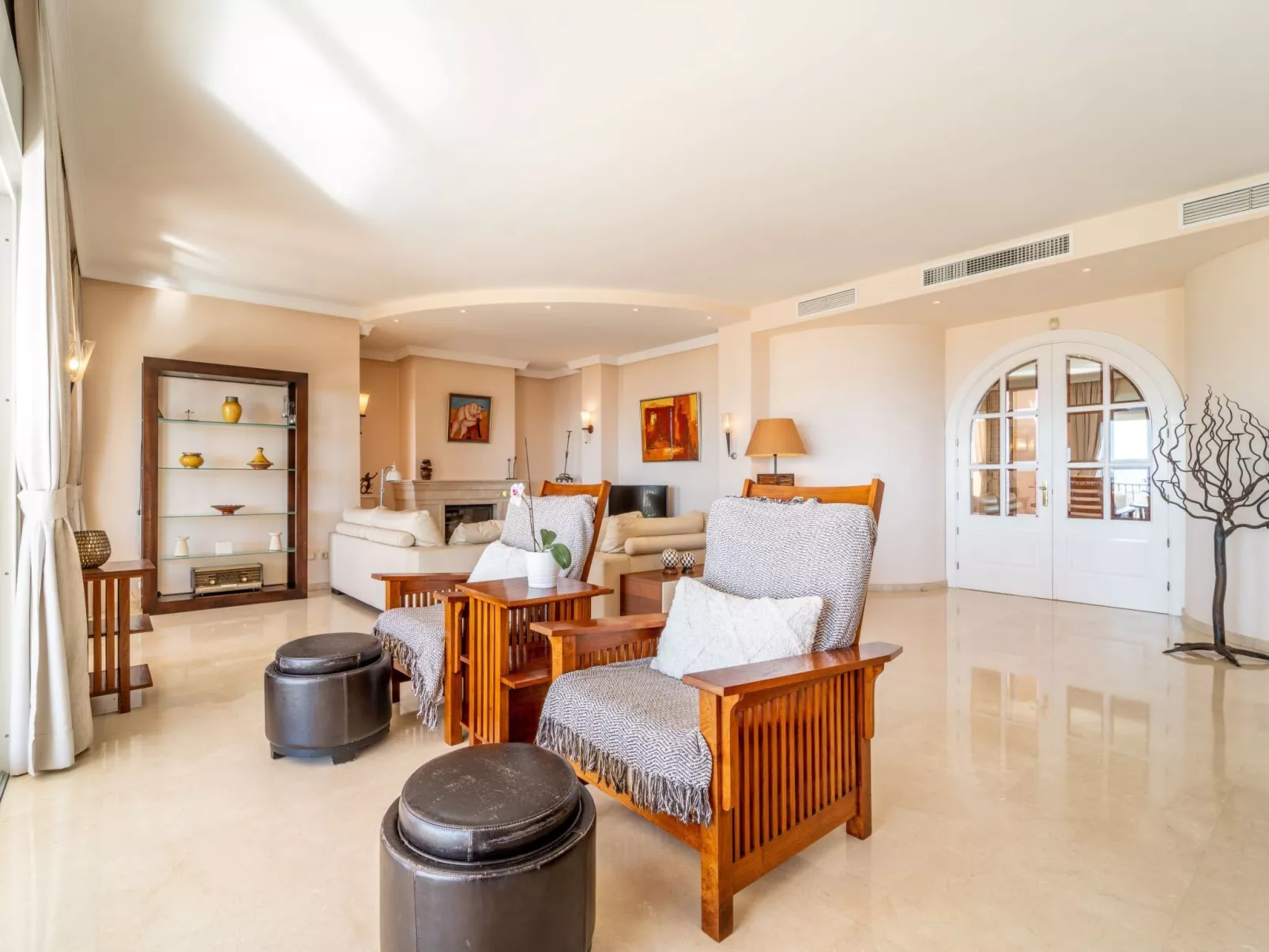 Luxuriöse Villa mit beheiztem Pool und Whirlpool-Binnen