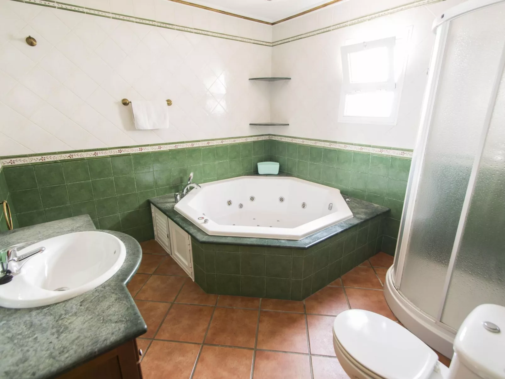 "Angelyn" mit Jacuzzi-Image-tags.info