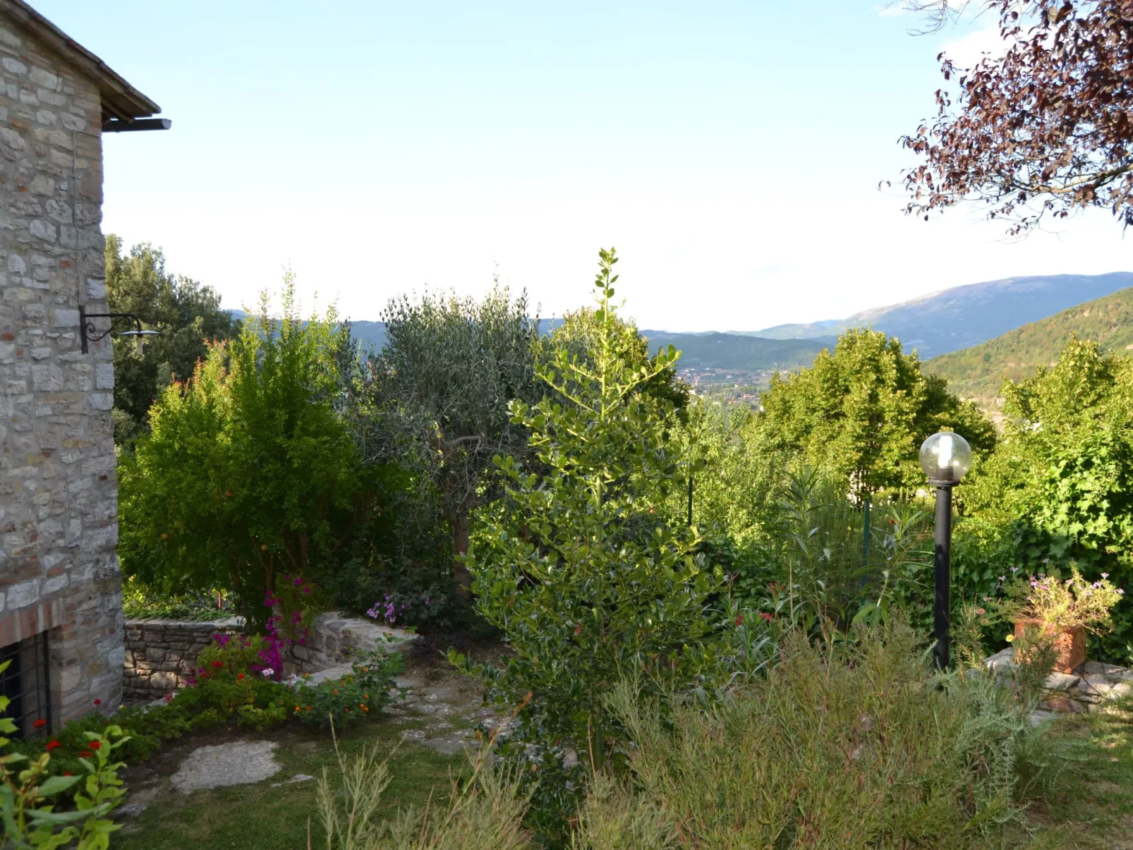 Altes Steinhaus mit Garten-Buiten