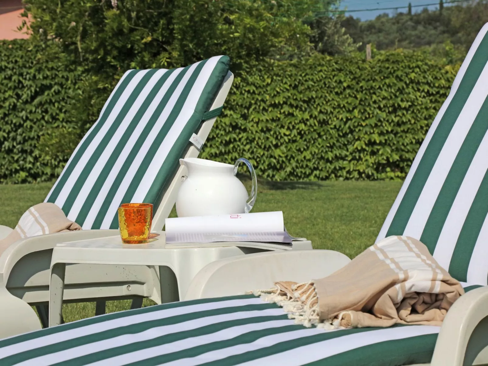 Peony' Wohnung mit Schwimmbad-Buiten