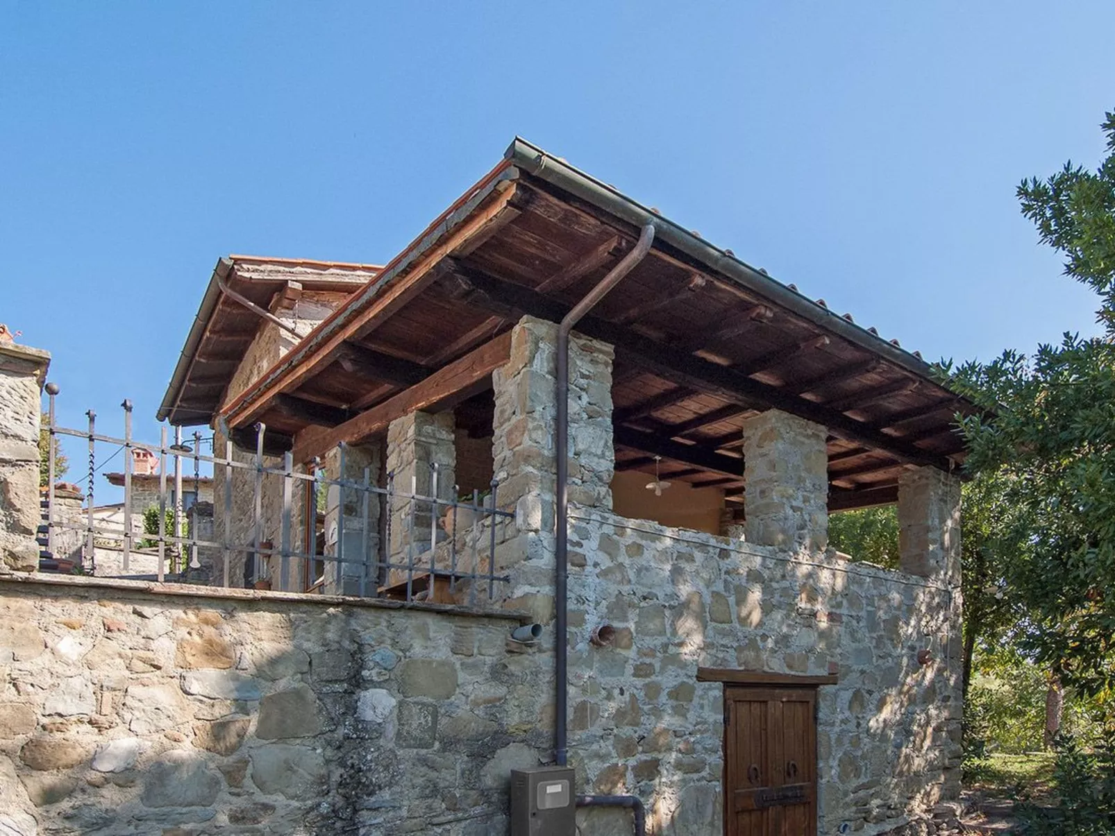 Lindenhaussiedlung mit Gemeinschaftspool-Image-tags.info