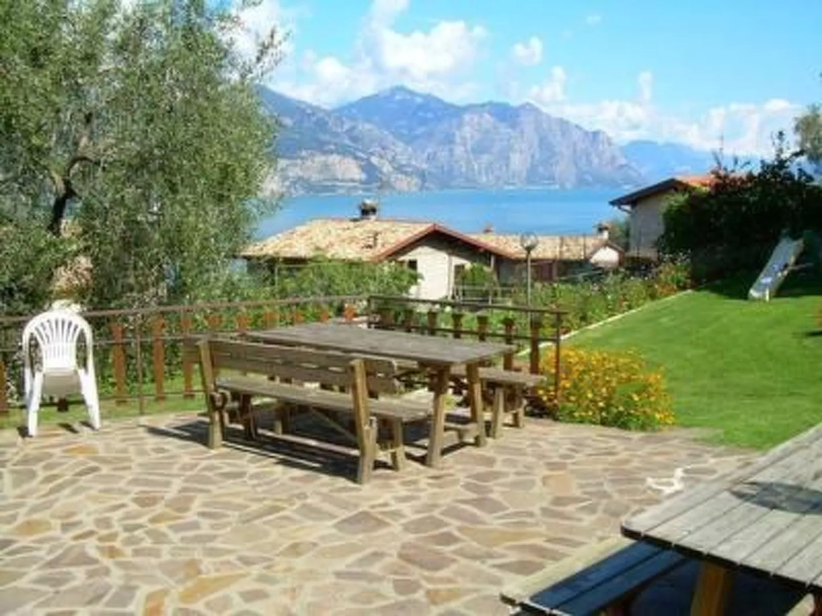 Wohnung nr. 2 im Casa Mary mit Balkon und Seeblick-Buiten