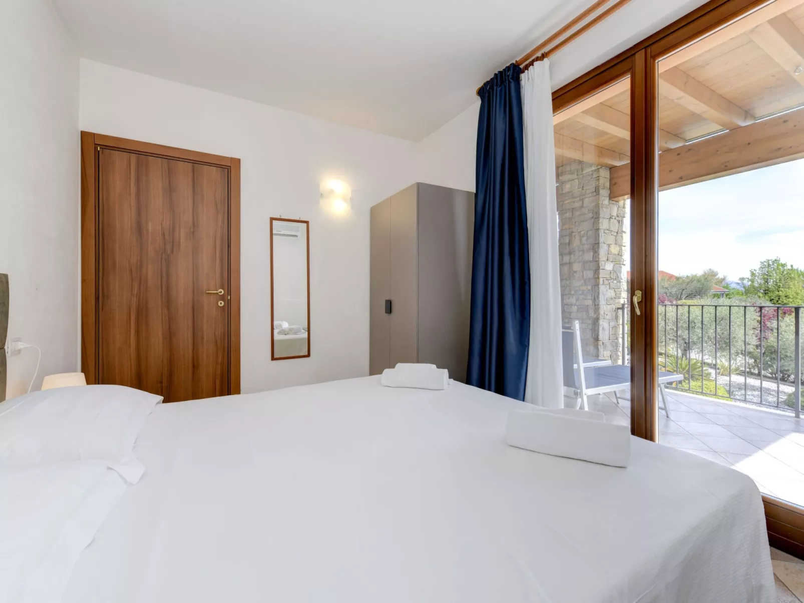 Wohnung mit Balkon, Schwimmbad und Seeblick-Binnen