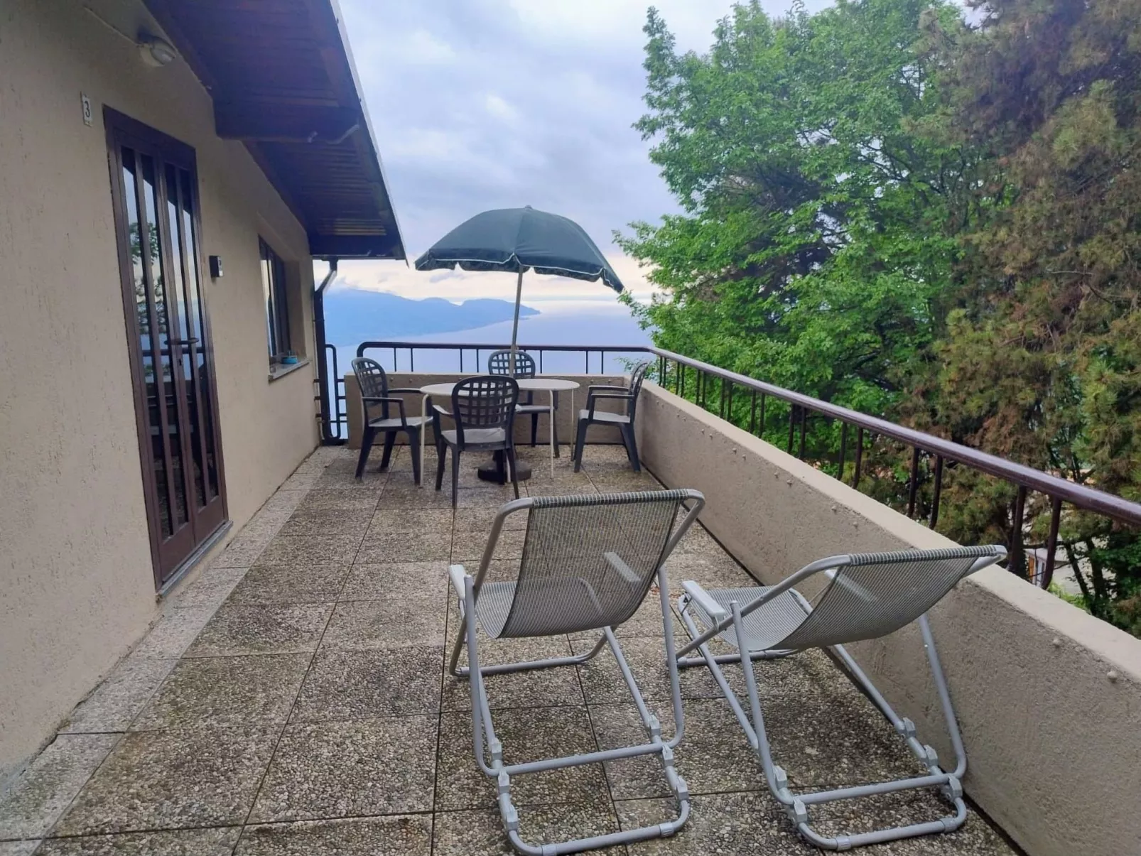 Wohnung mit Terrasse mit Blick auf den Gardasee-Image-tags.info