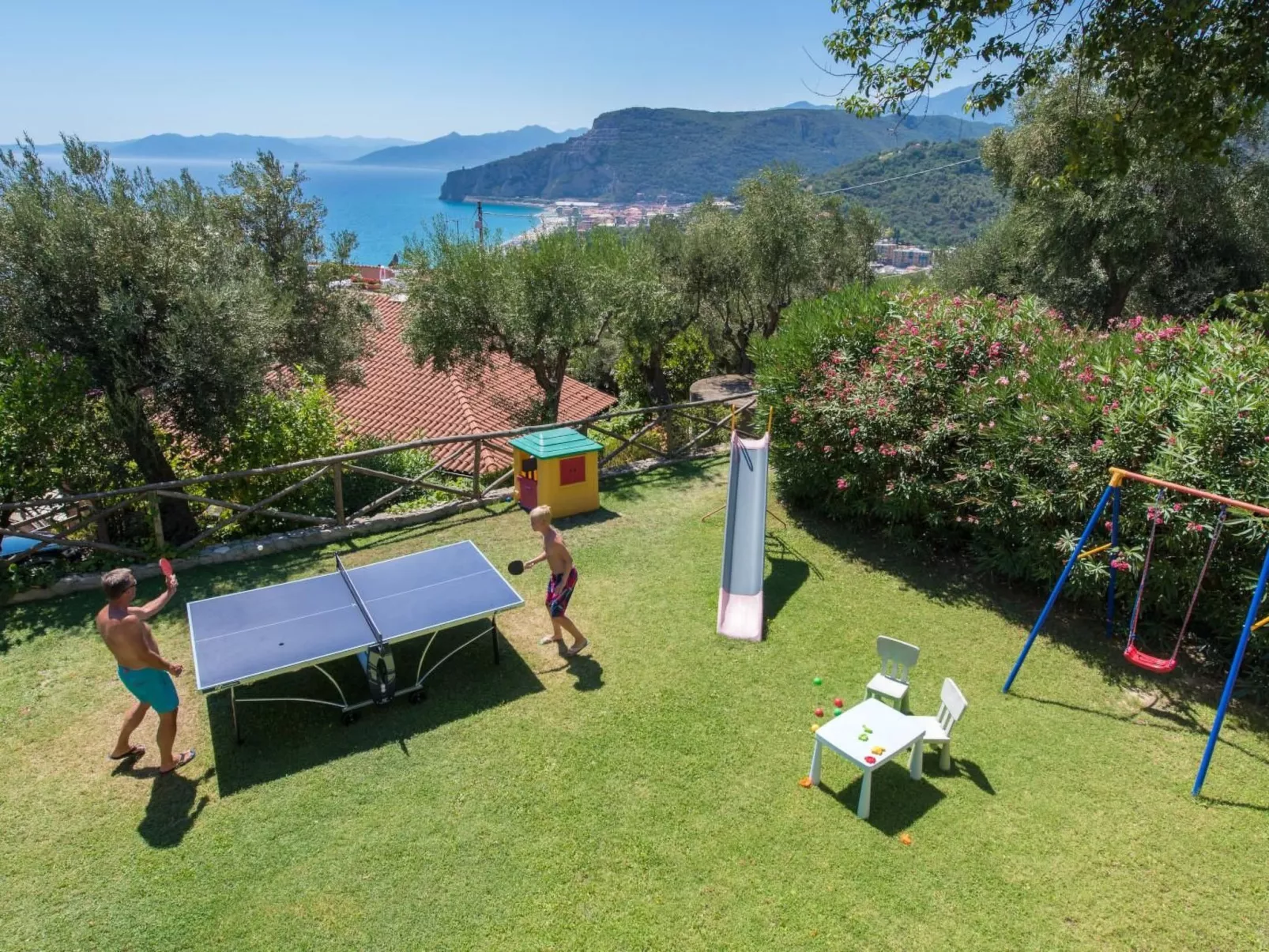 Wohnung mit Terrasse, Gemeinschaftspool und Aussicht-Buiten