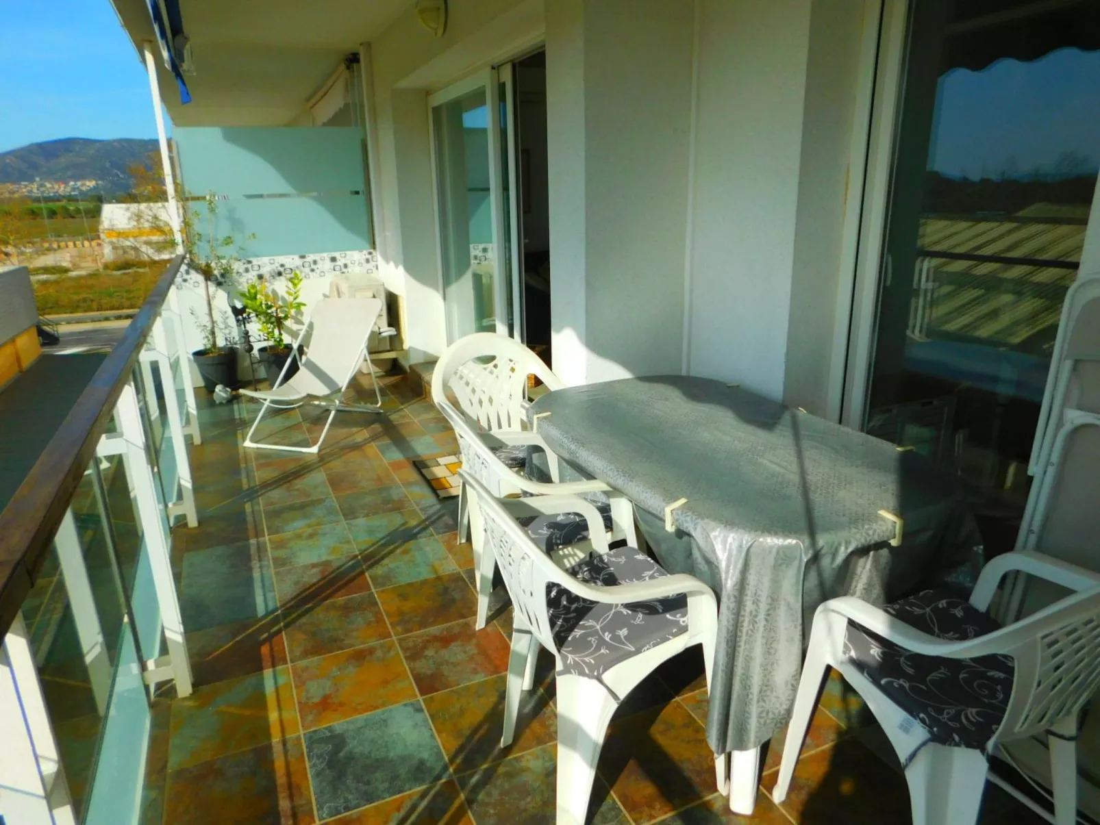 Wohnung mit privatem Parkplatz und Gemeinschaftspool-Buiten