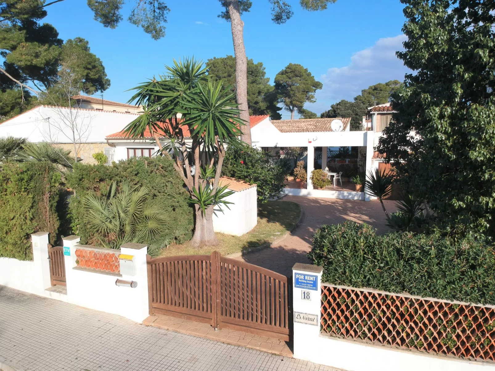 Landhaus mit Garten, Sonnenterrasse sowie überdachter Terrasse und Pool in Stra-Buiten