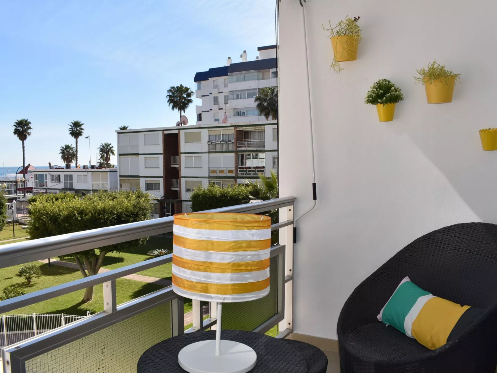 Helle und renovierte Ferienwohnung mit Balkon und tollem Blick auf das Meer-Buiten