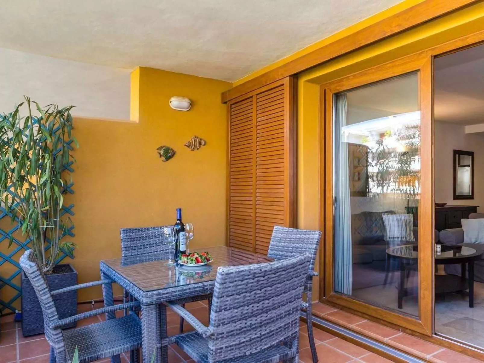 "Blue" mit Schwimmbad-Binnen