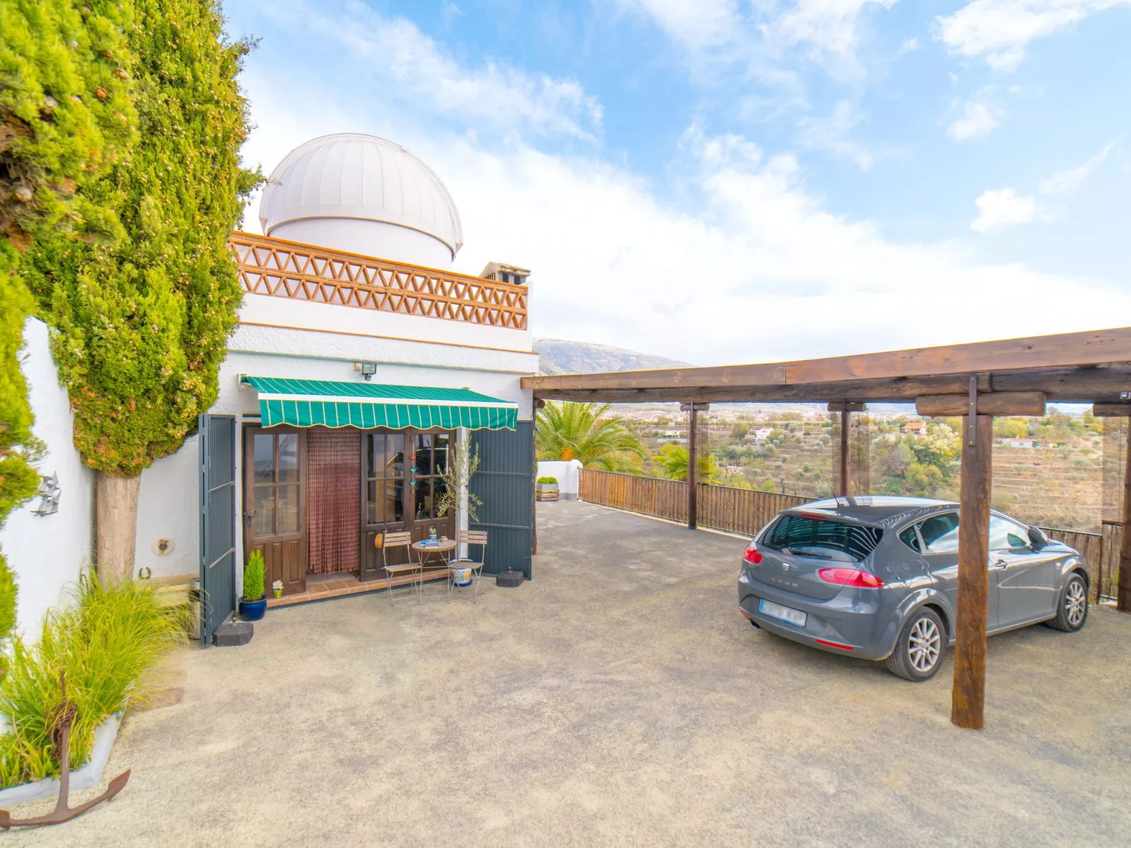 Hütte mit Terrasse-Buiten